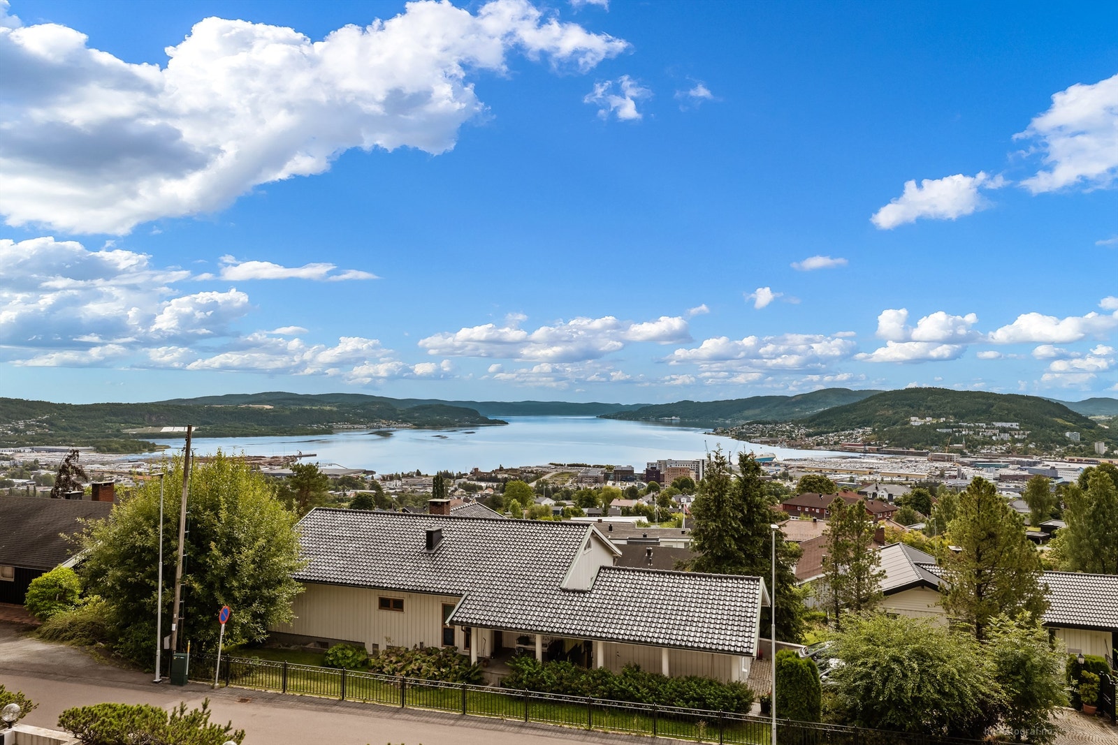 Fra leilighetens høyde har du en vidstrakt utsikt over bl.a. Lierdalen og Drammensfjorden. Galleribilde