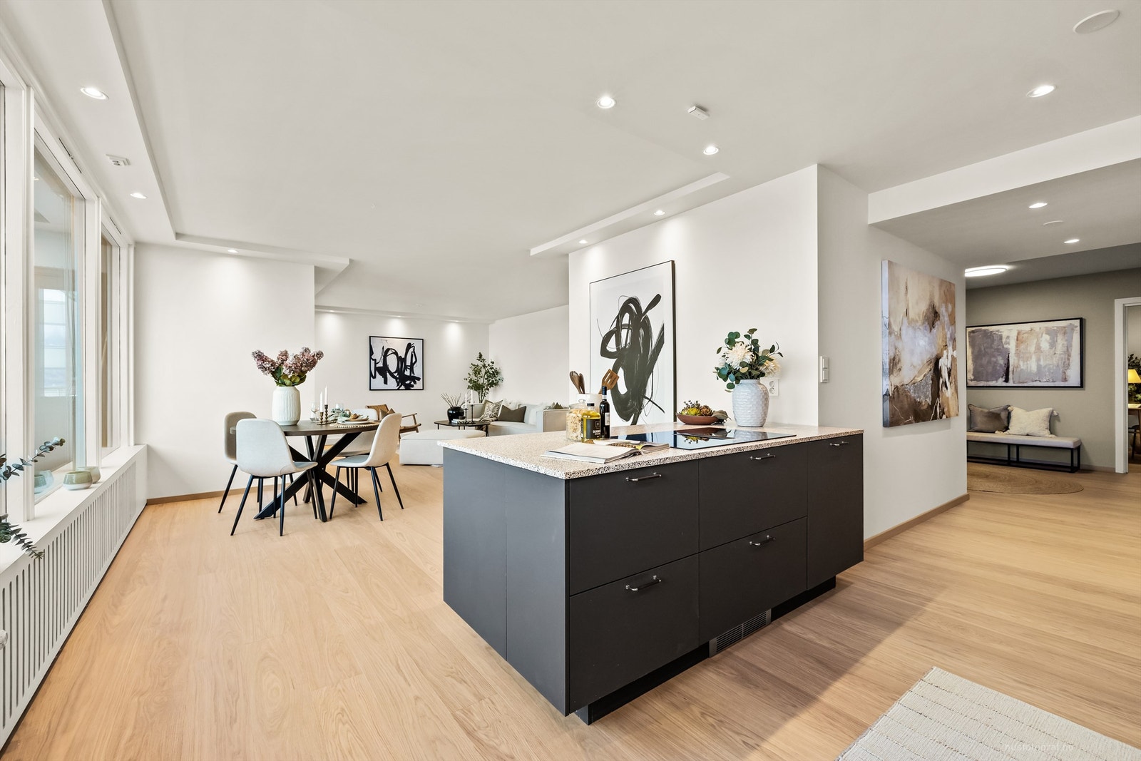 Leiligheten har vannbåren varme via radiatorer og varmtvann fra felles varmesentral. Galleribilde