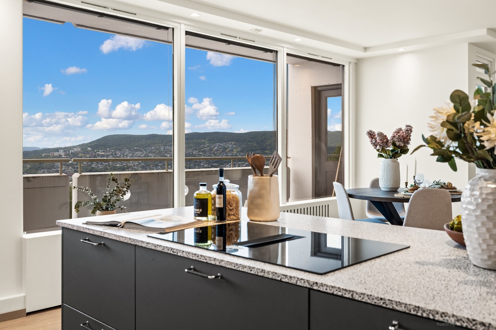 Platetoppen har en nedfelt ventilator, en elegant og effektiv løsning som bevarer den åpne romfølelsen. Galleribilde