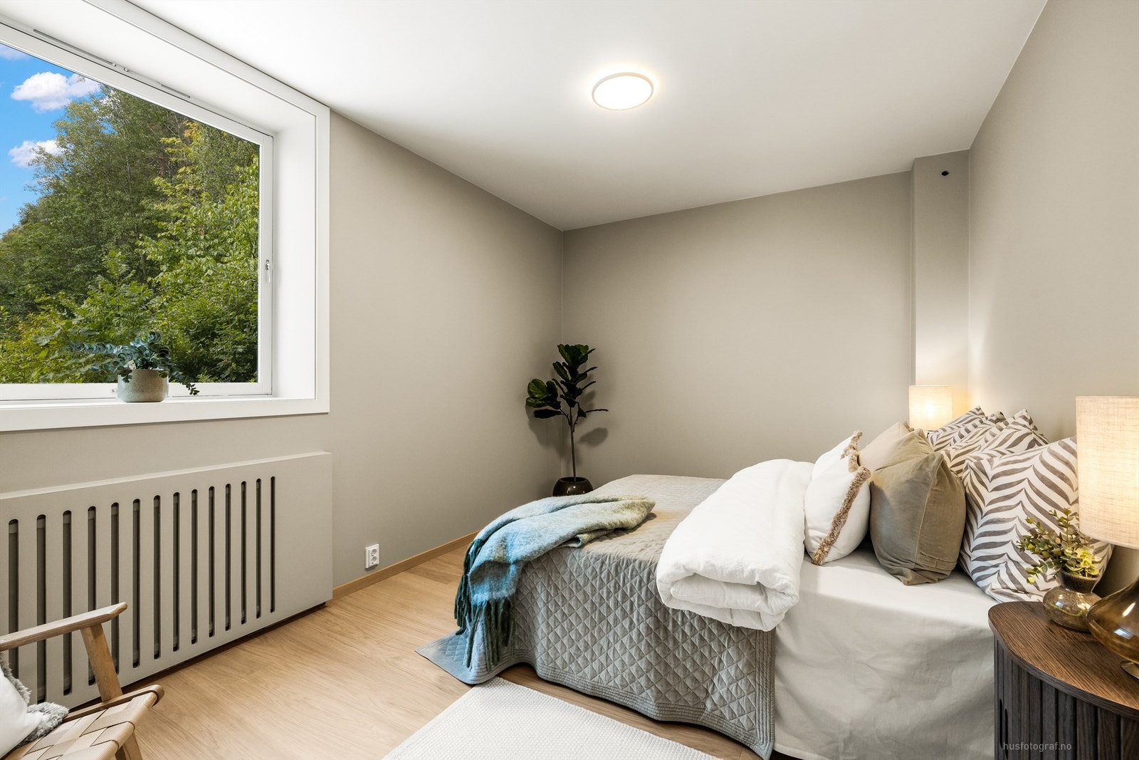 Romslig hovedsoverom med parkett på gulv og oppvarming via radiator. Galleribilde