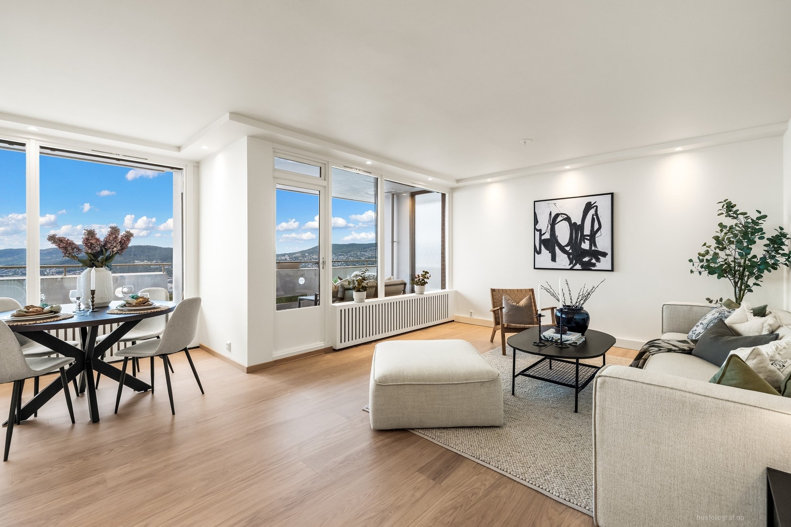 Stuen har store vindusflater som gir rikelig med lys og rammer inn utsikten over Drammensfjorden. Galleribilde