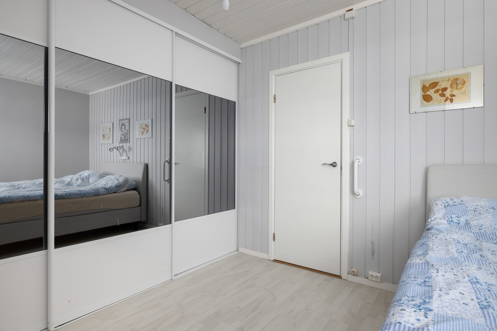 Soverom med skyvedørsgarderobe Galleribilde