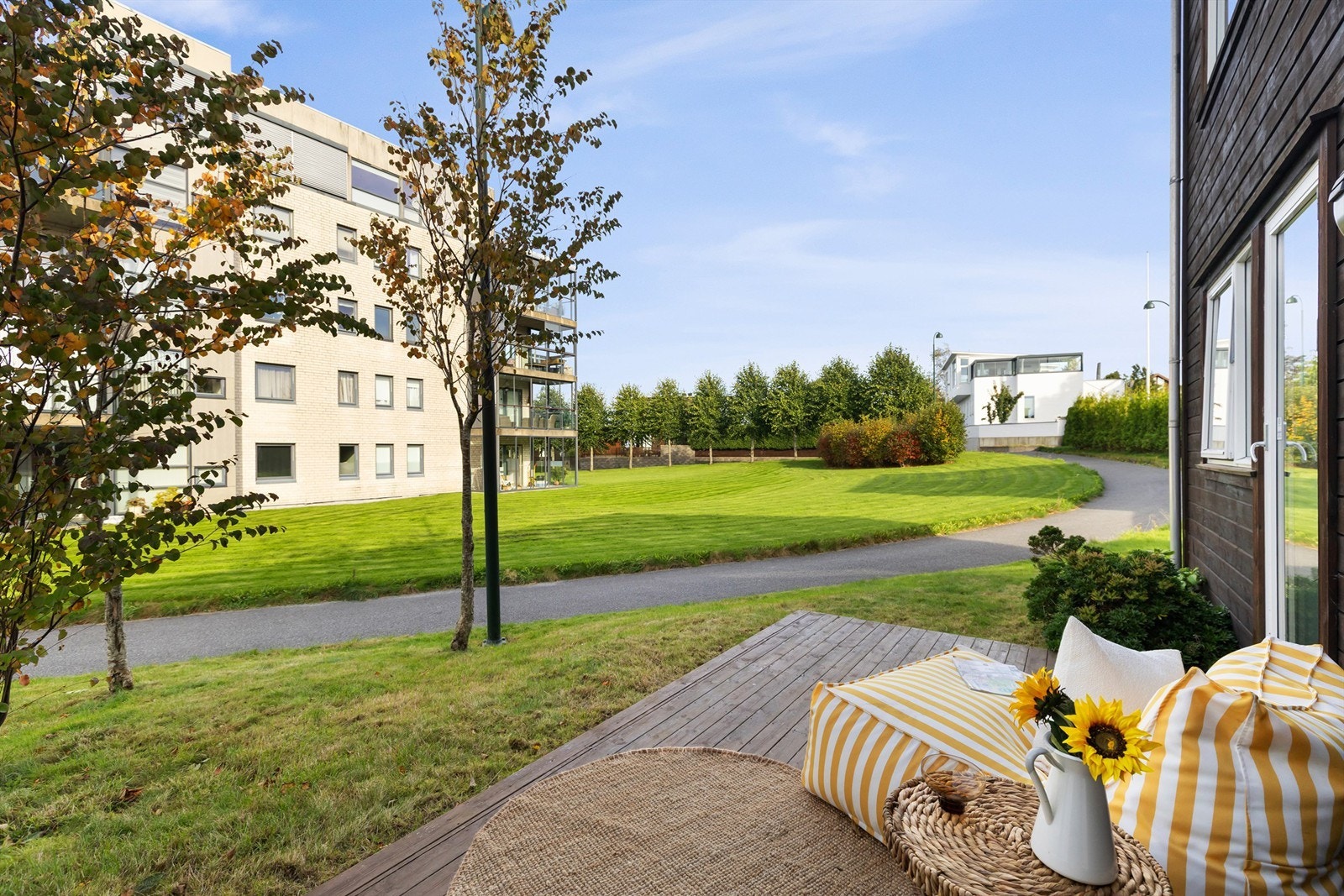 Boligen ligger i et etablert og rolig boligstrøk på Gausel. Nabolaget kjennetegnes av trygge og barnevennlige omgivelser med interne gangveier og lite gjennomgangstrafikk.
Foto: Marianne Lyse. Galleribilde