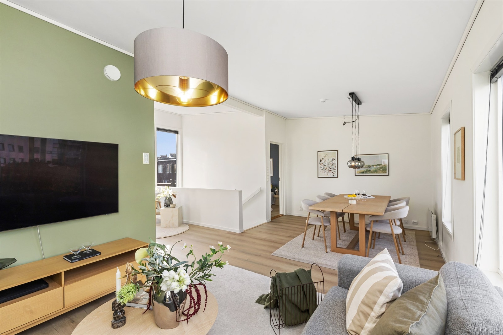 Tv-stuen har lun atmosfære med tidsriktige fargevalg og god plass til sofagruppe. Galleribilde