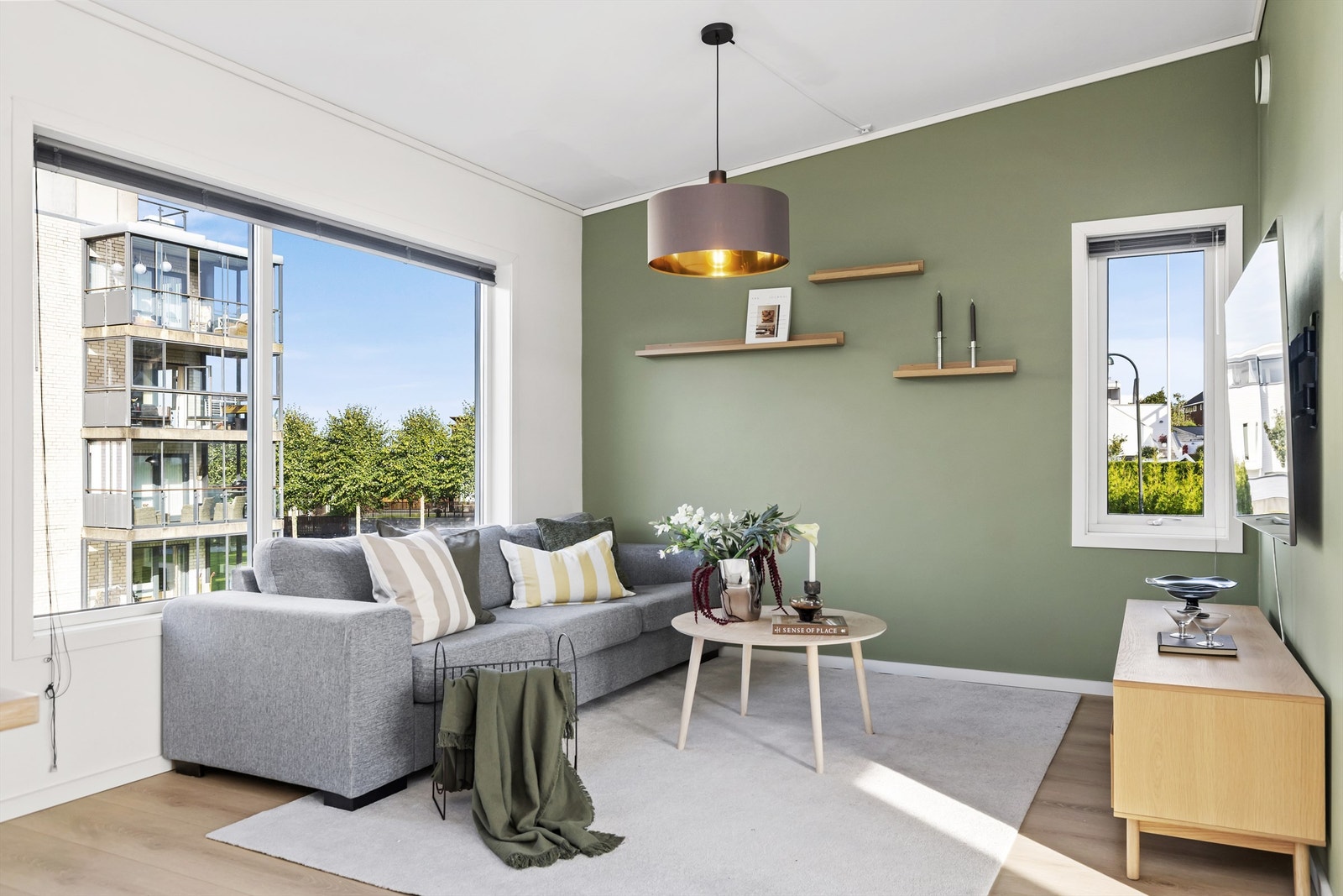 Store vindusflater gir rikelig med dagslys inn i stuen. Galleribilde