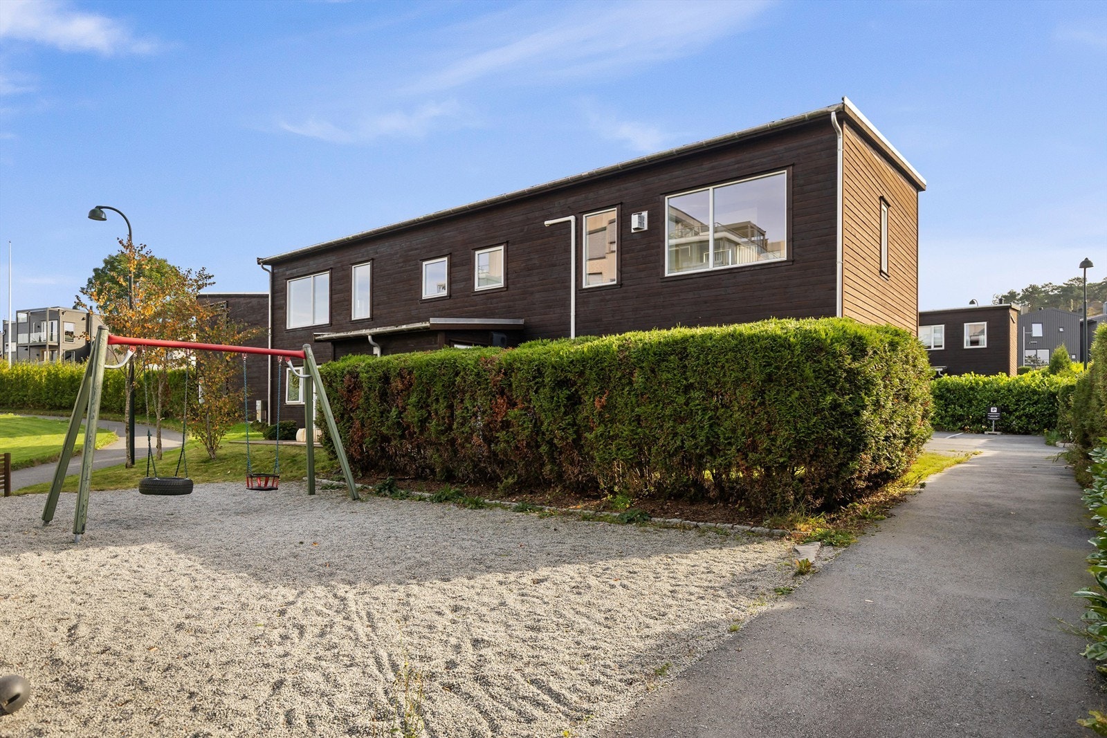Felles lekeplass tilrettelagt for lek i trygge og rolige omgivelser. Galleribilde