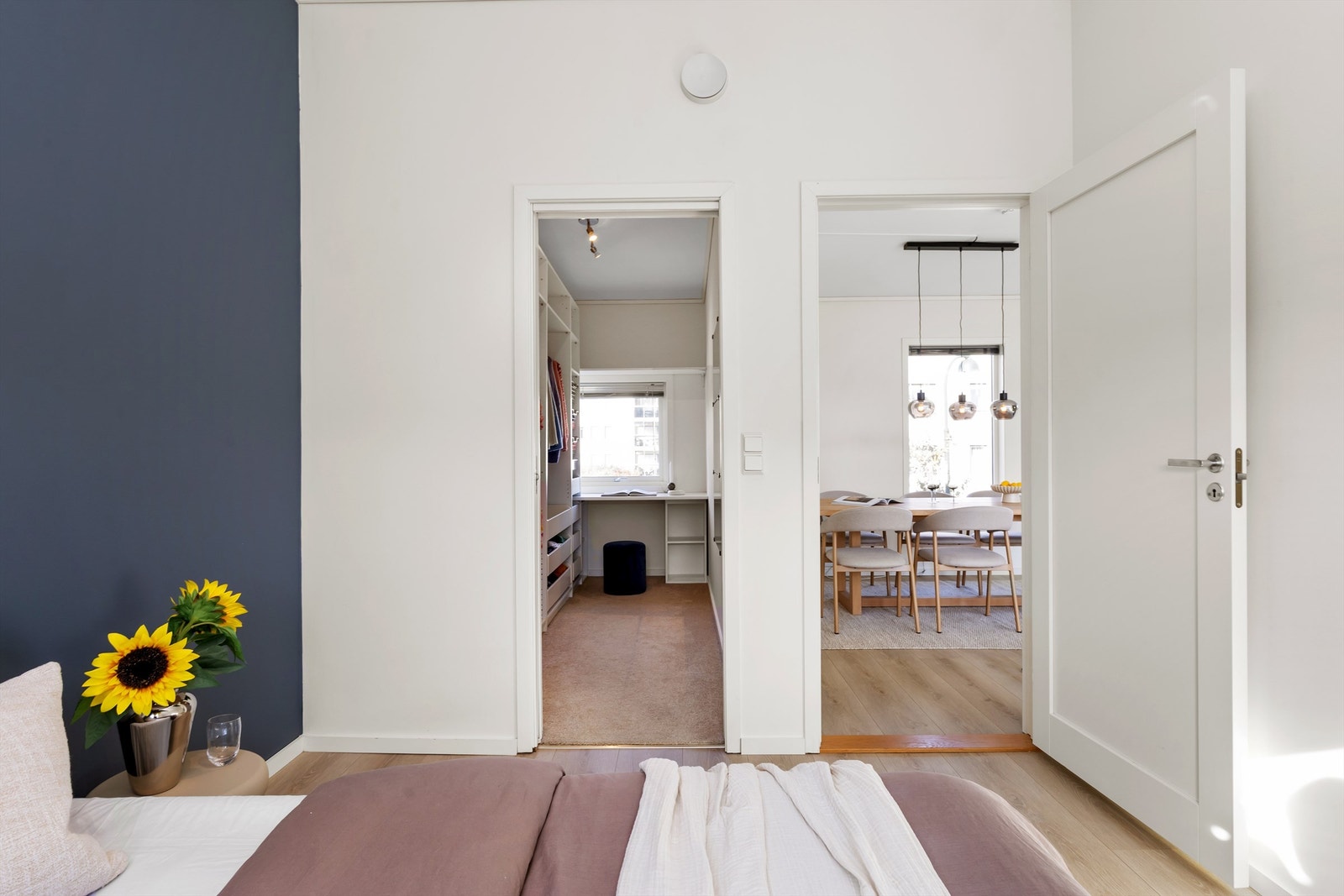 Soverommet i andre etasje har direkte adkomst til eget walk-in closet. Galleribilde