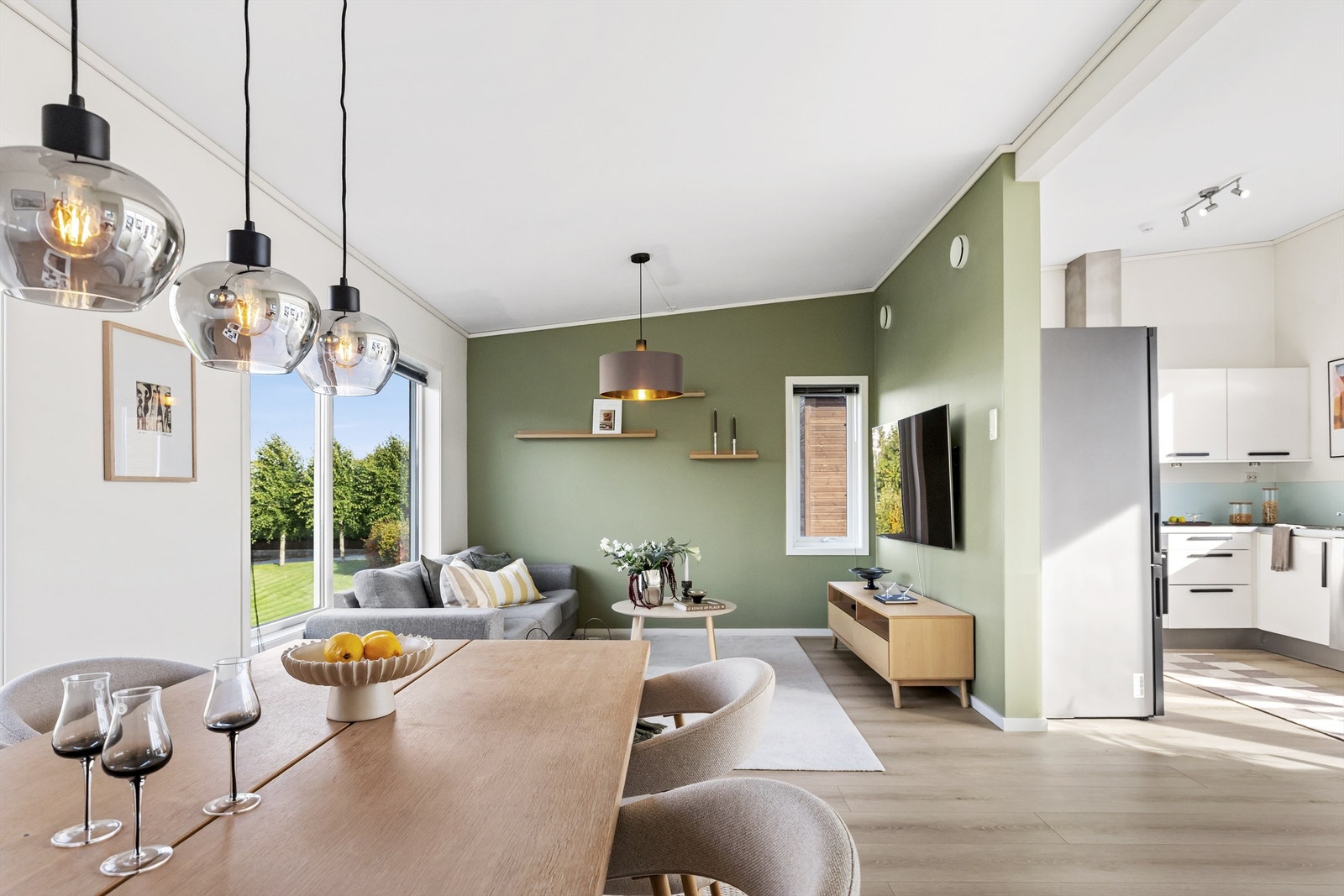 Lys og åpen stue i andre etasje med god plass til spisebord og sittegruppe. Galleribilde