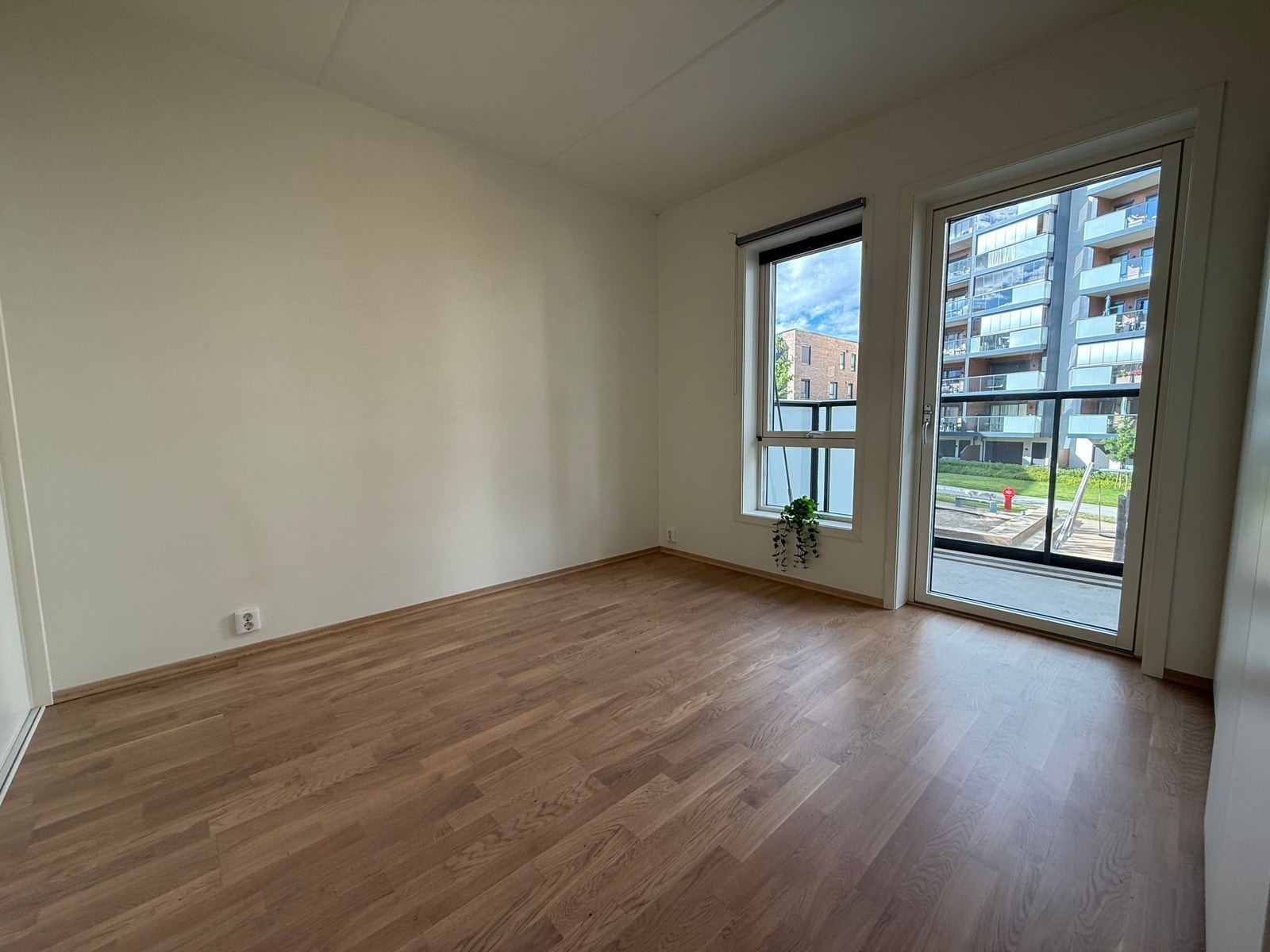 Hovedsoverom med utgang til egen balkong, med garderobeskap og innebygd uinnredet skyvedørs garderobe/bod. Galleribilde