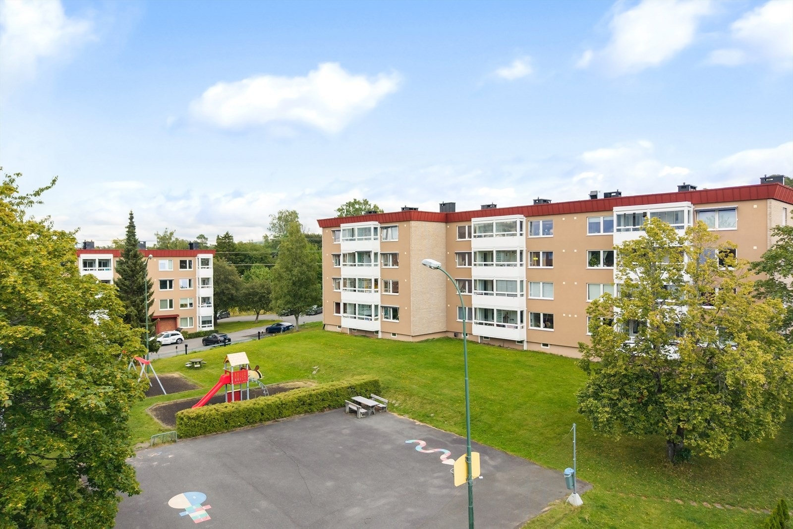 Hyggelige fellesområder med sittebenker og lekeplass. Galleribilde