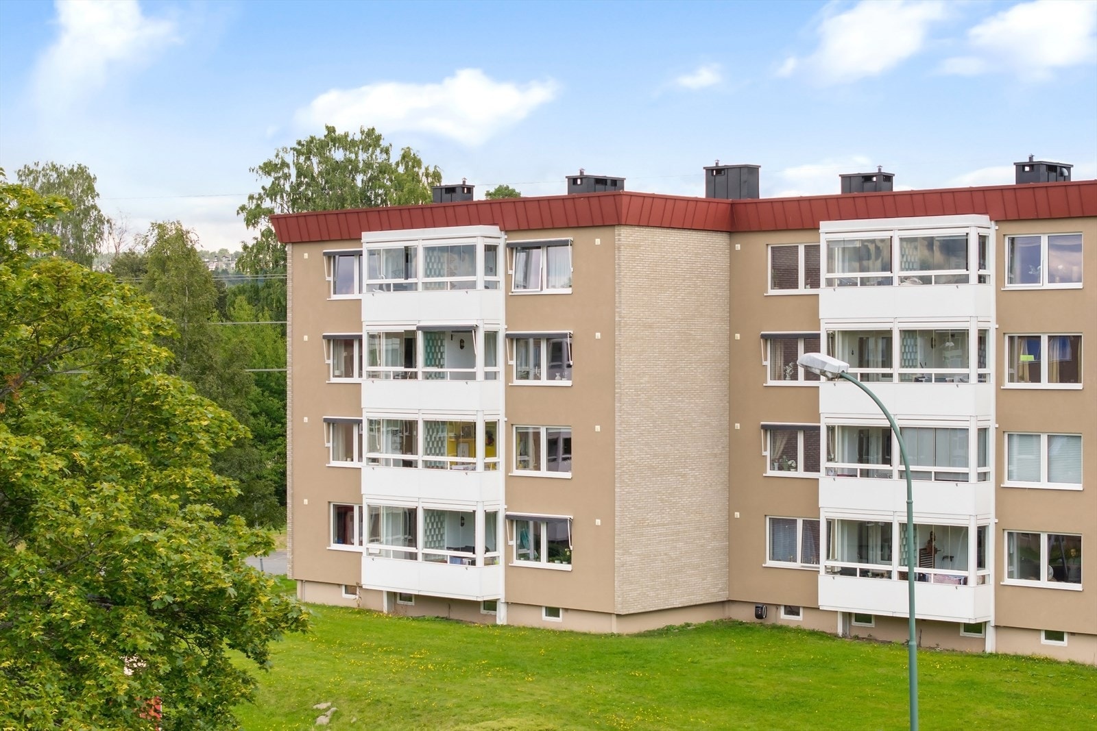 Her bor du med kort vei til skoler og barnehager, gode kollektivforbindelser og et godt utvalg av servicetilbud. Galleribilde