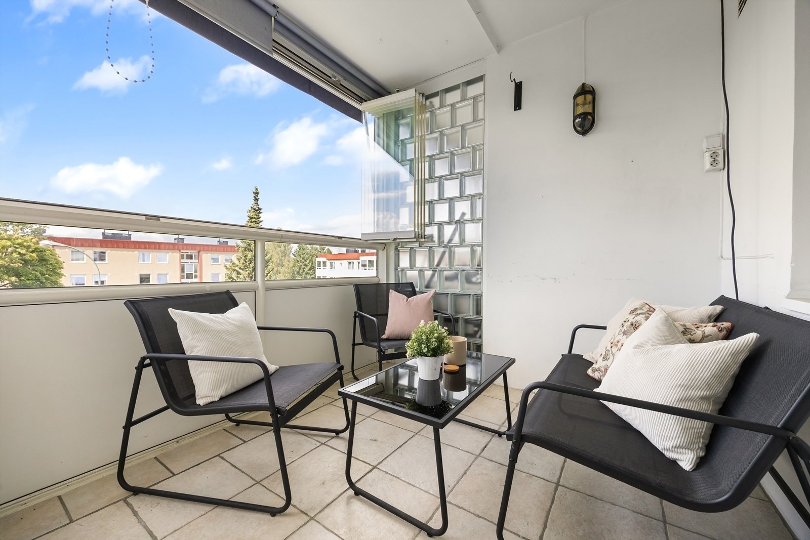 Balkongen er på ca. 6 m² med plass til sittegruppe, grill m.m. Galleribilde