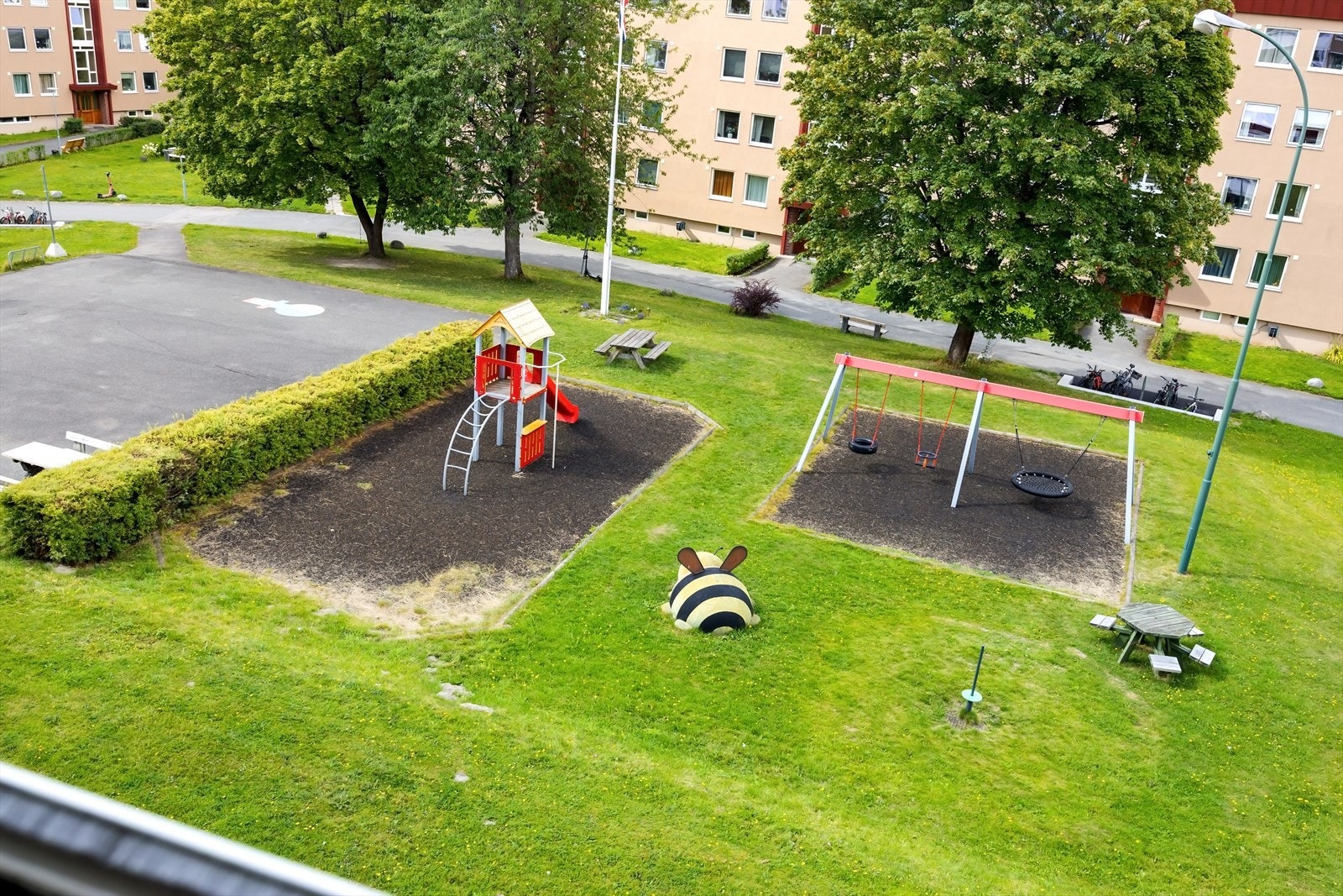 Hyggelig utsyn mot grønne omgivelser. Galleribilde