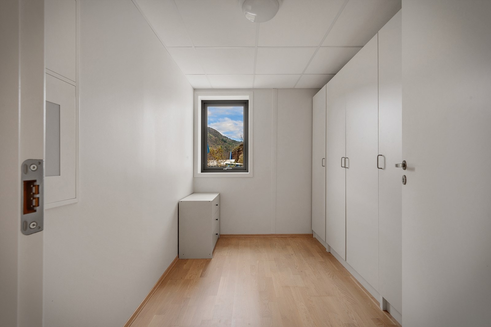 Praktisk og stor bod med vindu. Galleribilde