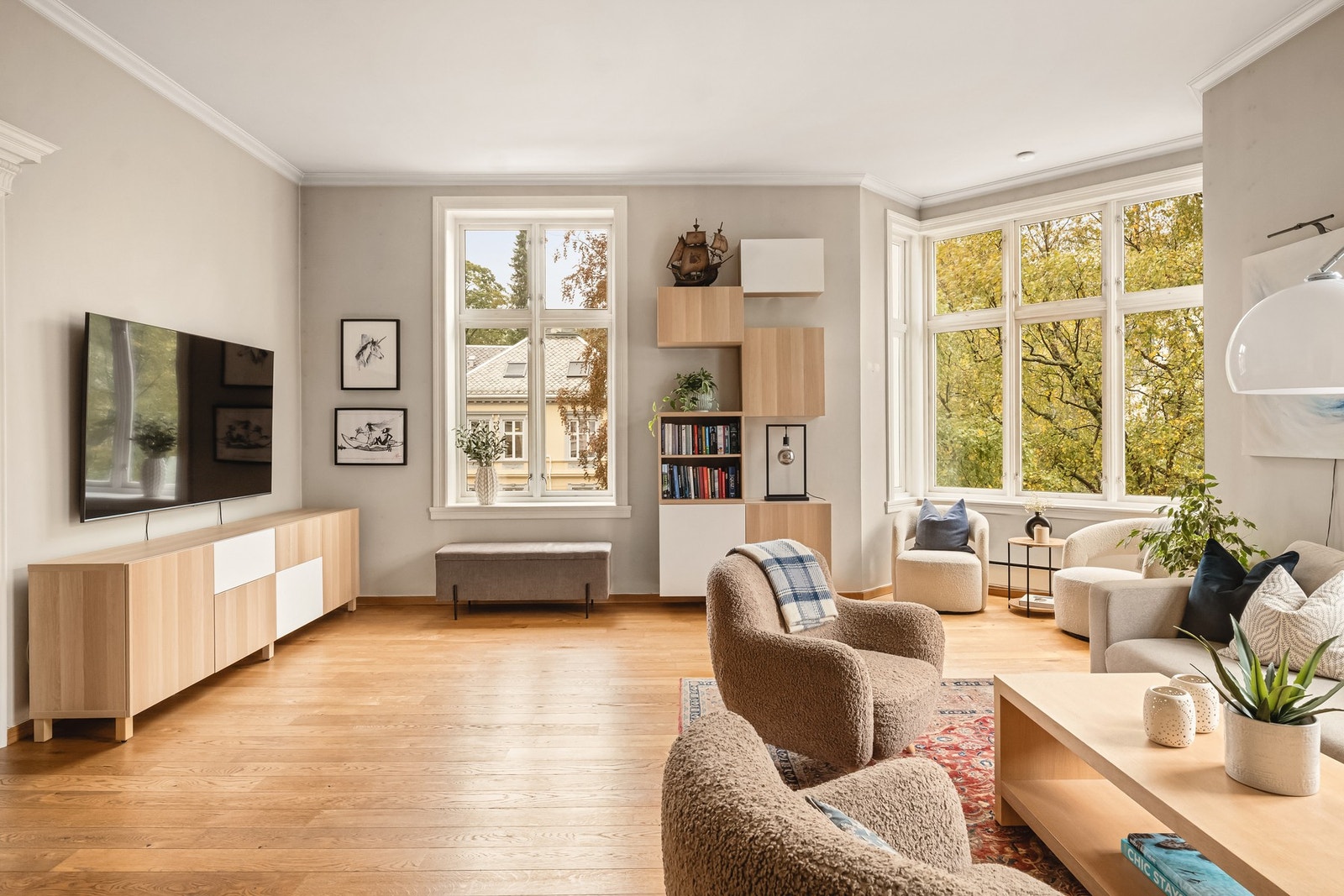 - Stuen er på hele 32,4 m² og utgjør et naturlig samlingspunkt i leiligheten - Galleribilde