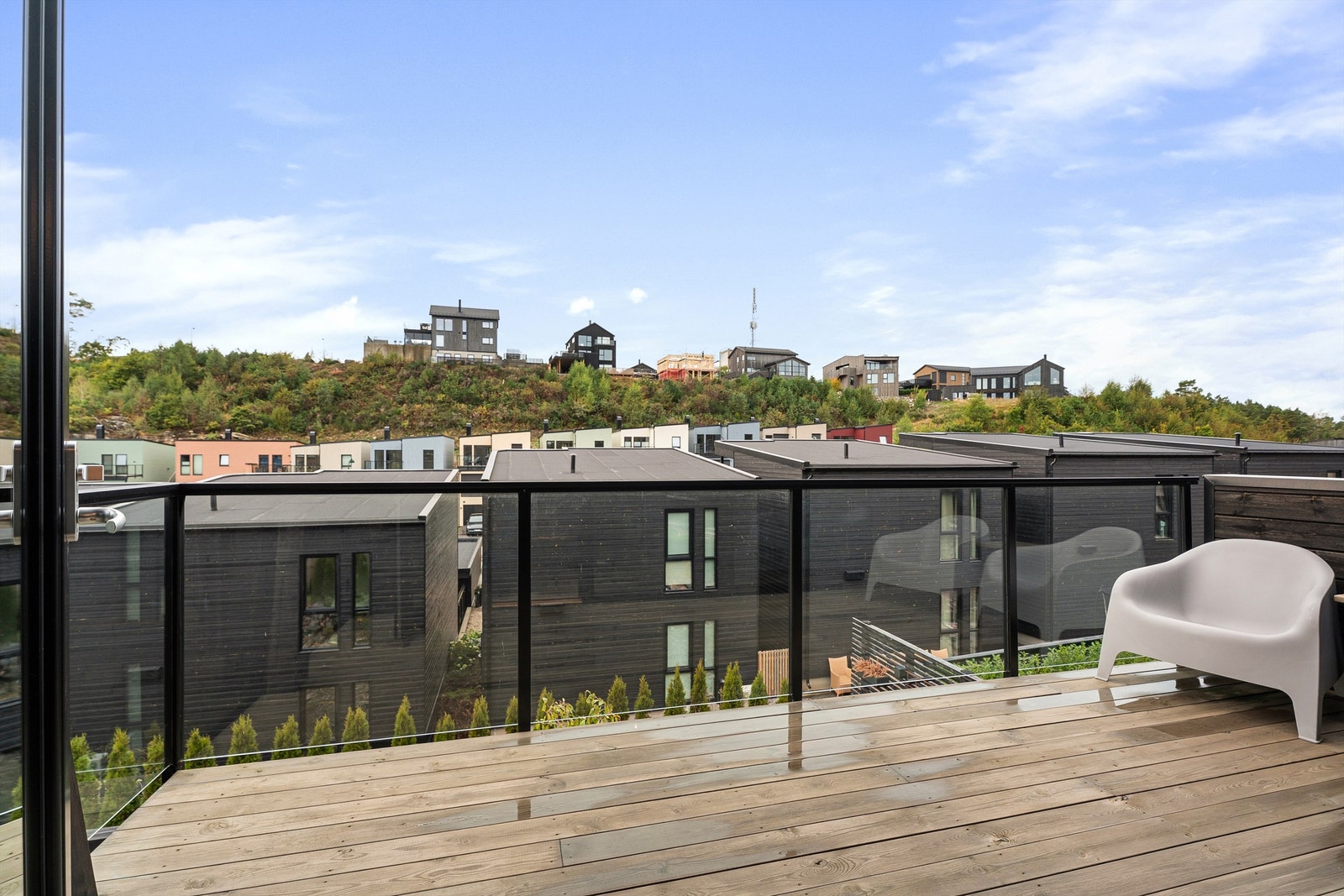Stor terrasse med gode solforhold og utsyn over nærområdet Galleribilde