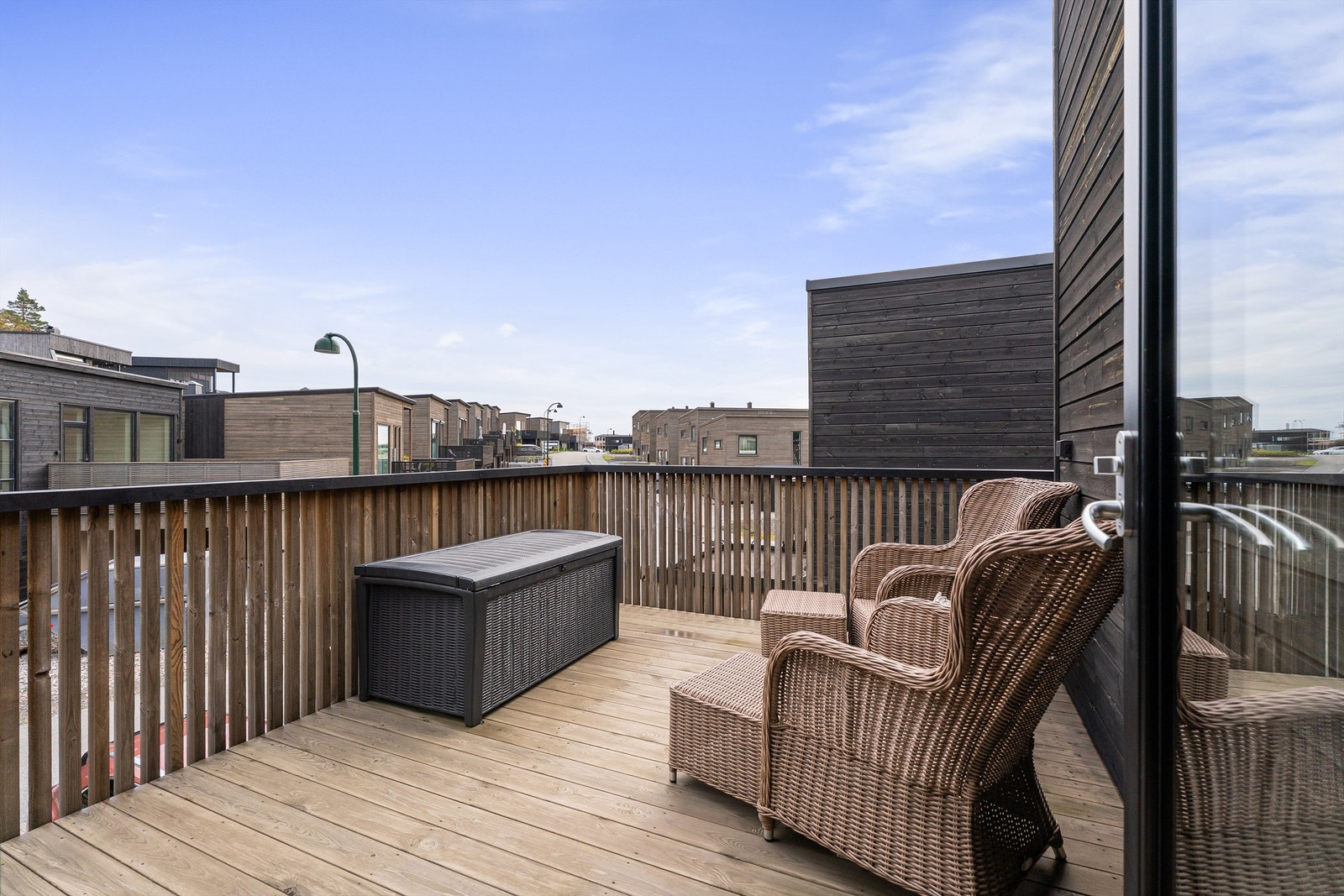 Terrasse med god plass til utemøbler og fint utsyn over nærområdet Galleribilde