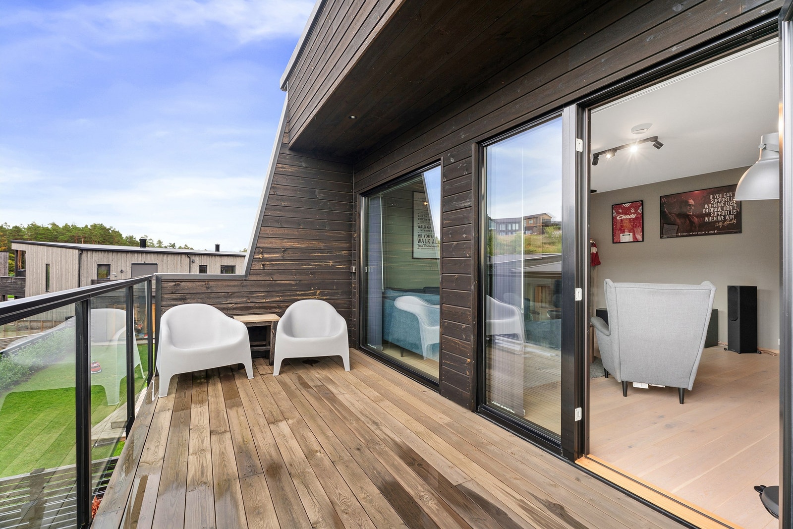 Terrasse som forlenger boligens oppholdsarealer Galleribilde