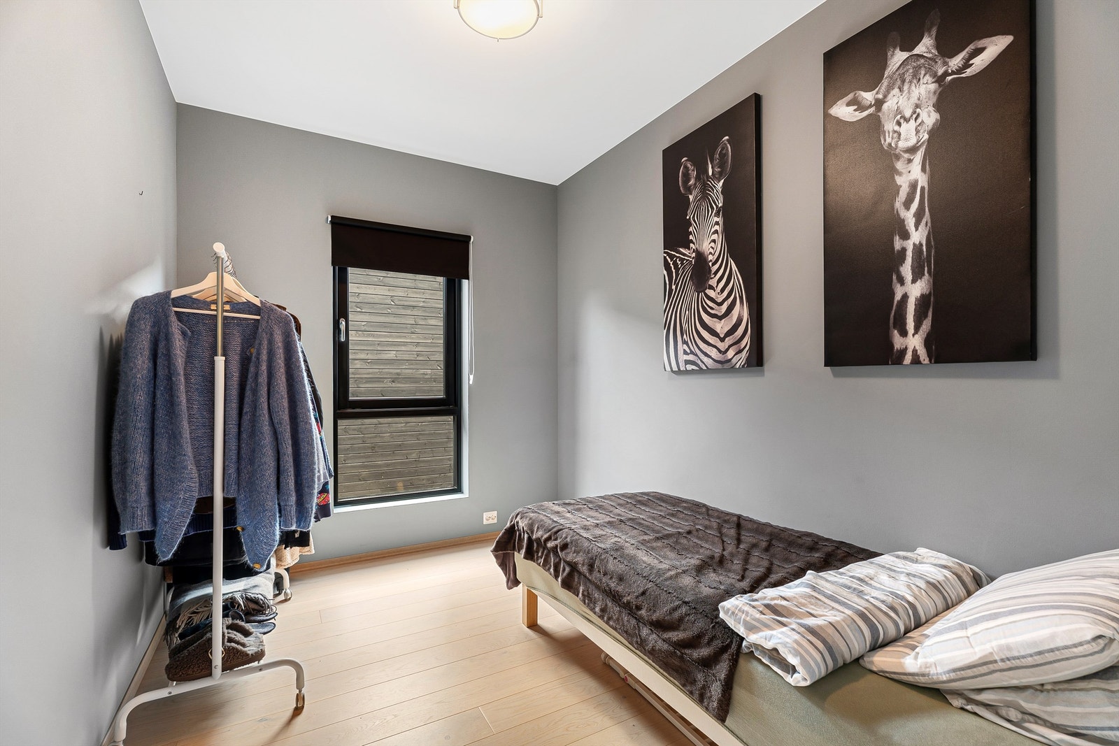 Soverom med plass til seng og oppbevaring Galleribilde