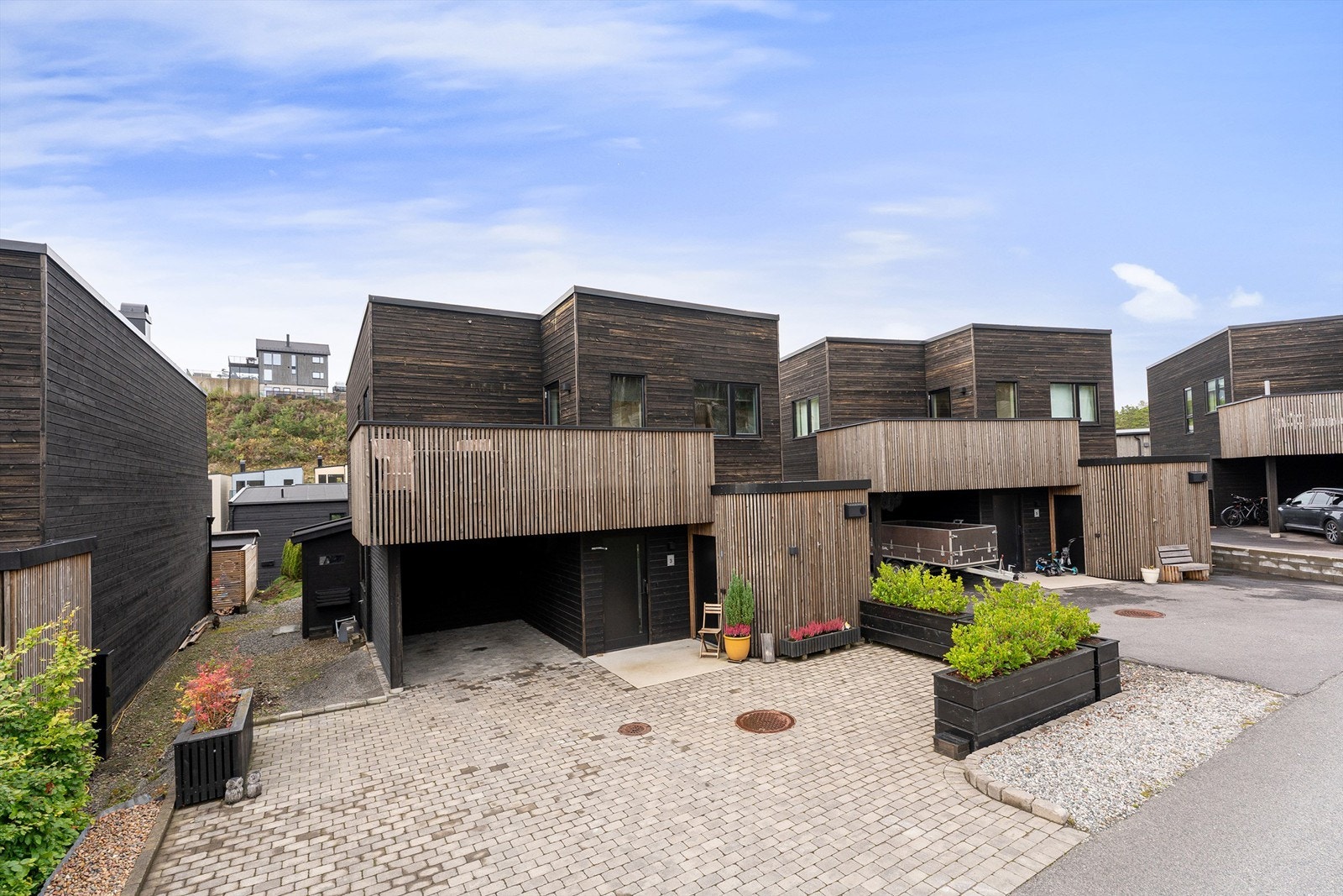 Stor oppkjørsel med carport Galleribilde
