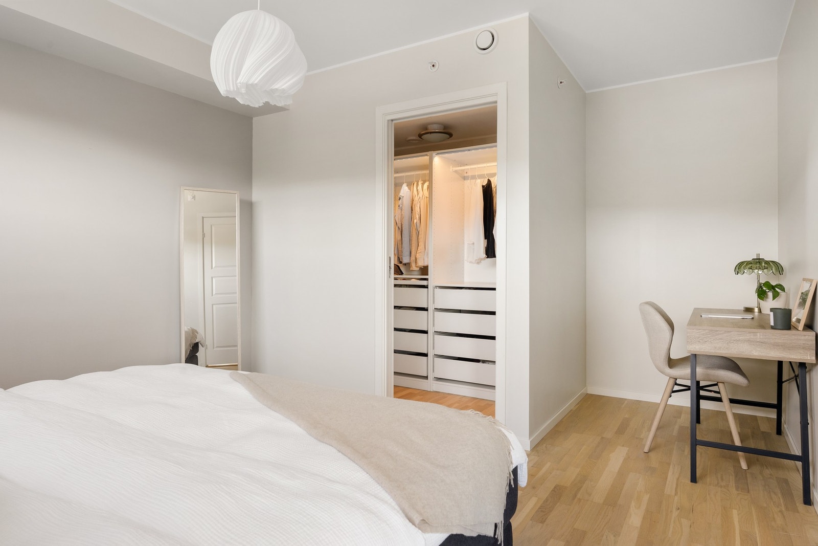 Ved hovedsoverommet har du en bod som kan benyttes som walk-in garderobe. Galleribilde