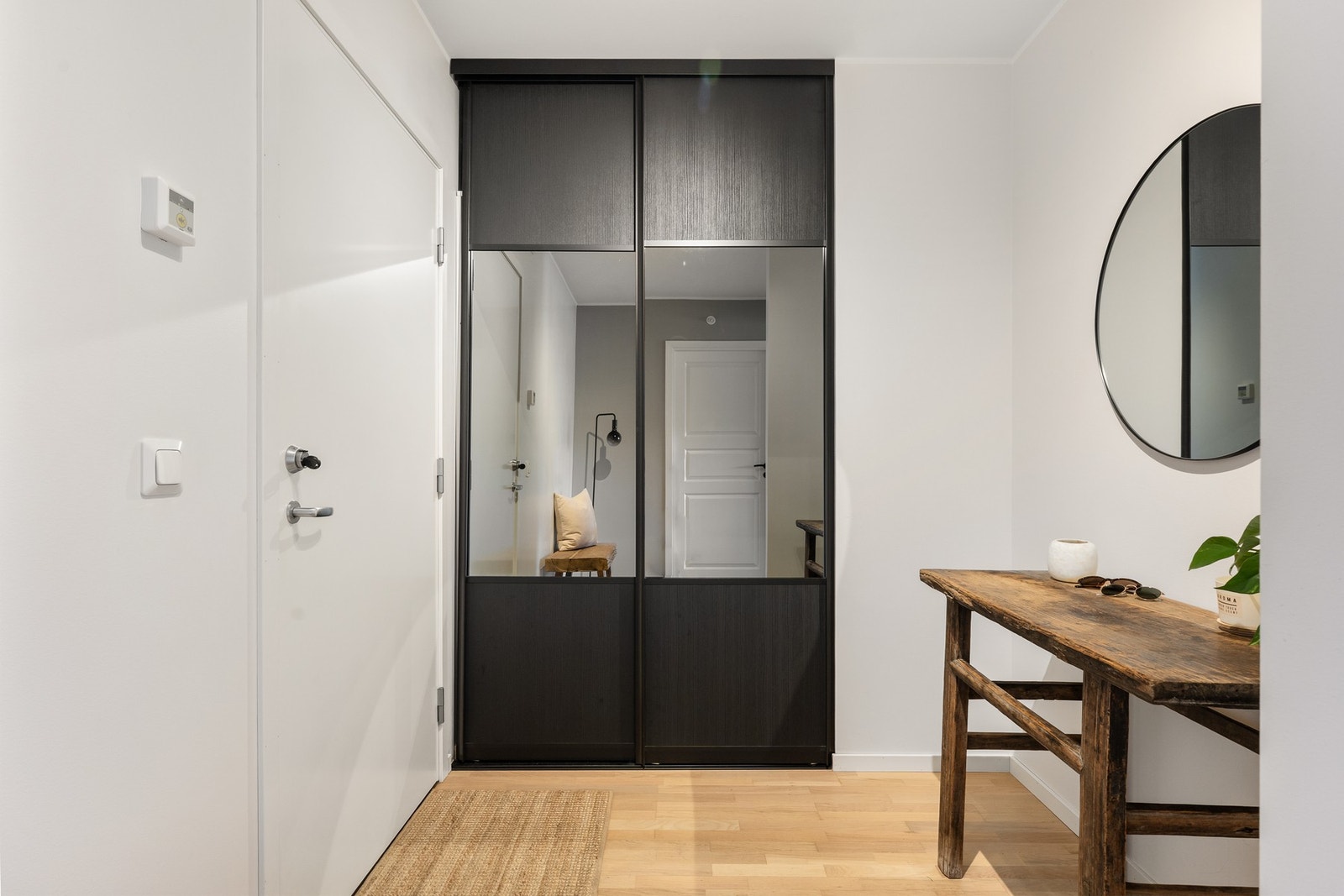 Du ønskes velkommen inn i en lys og innbydende entré med garderobe for oppbevaring av yttertøy og sko. Galleribilde