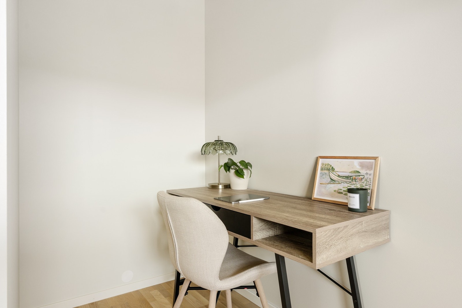 På hovedsoverommet er det god plass til dobbeltseng, nattbord på hver side og skrivebord. Galleribilde