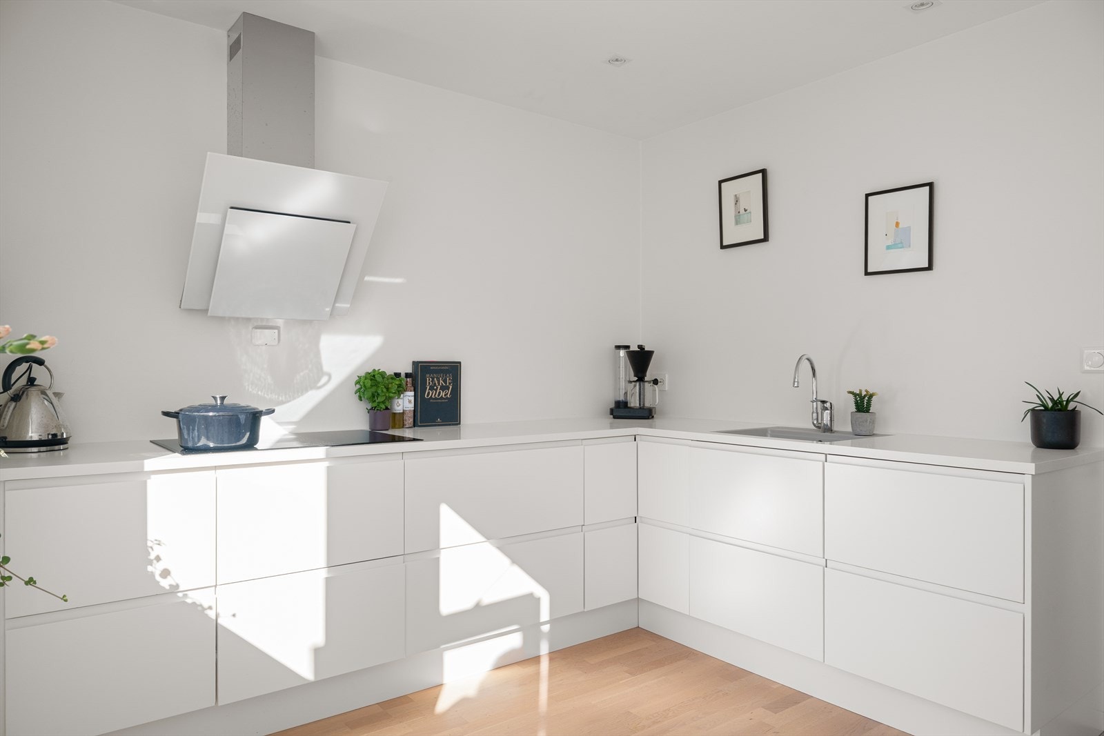 Hvitevarene er integrerte og består av kombiskap, oppvaskmaskin, platetopp og stekeovn. Kjøkkenet er i tillegg utstyrt med komfyrvakt og ventilator med avtrekk til det fri. Galleribilde