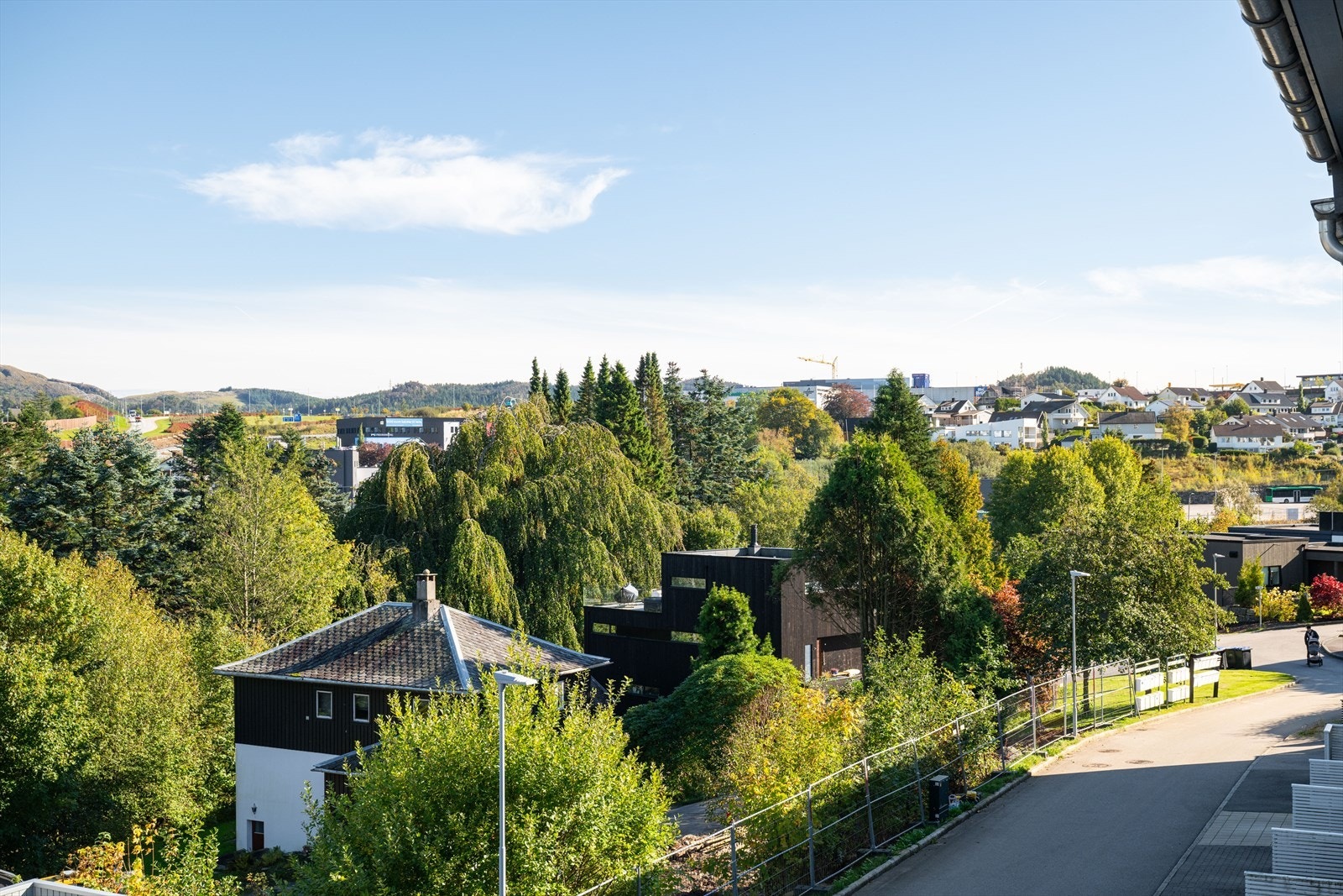 Like i nærheten ligger populære Sandvedparken, et flott friområde hvor turstien langs Storåna slynger seg gjennom parken. Galleribilde