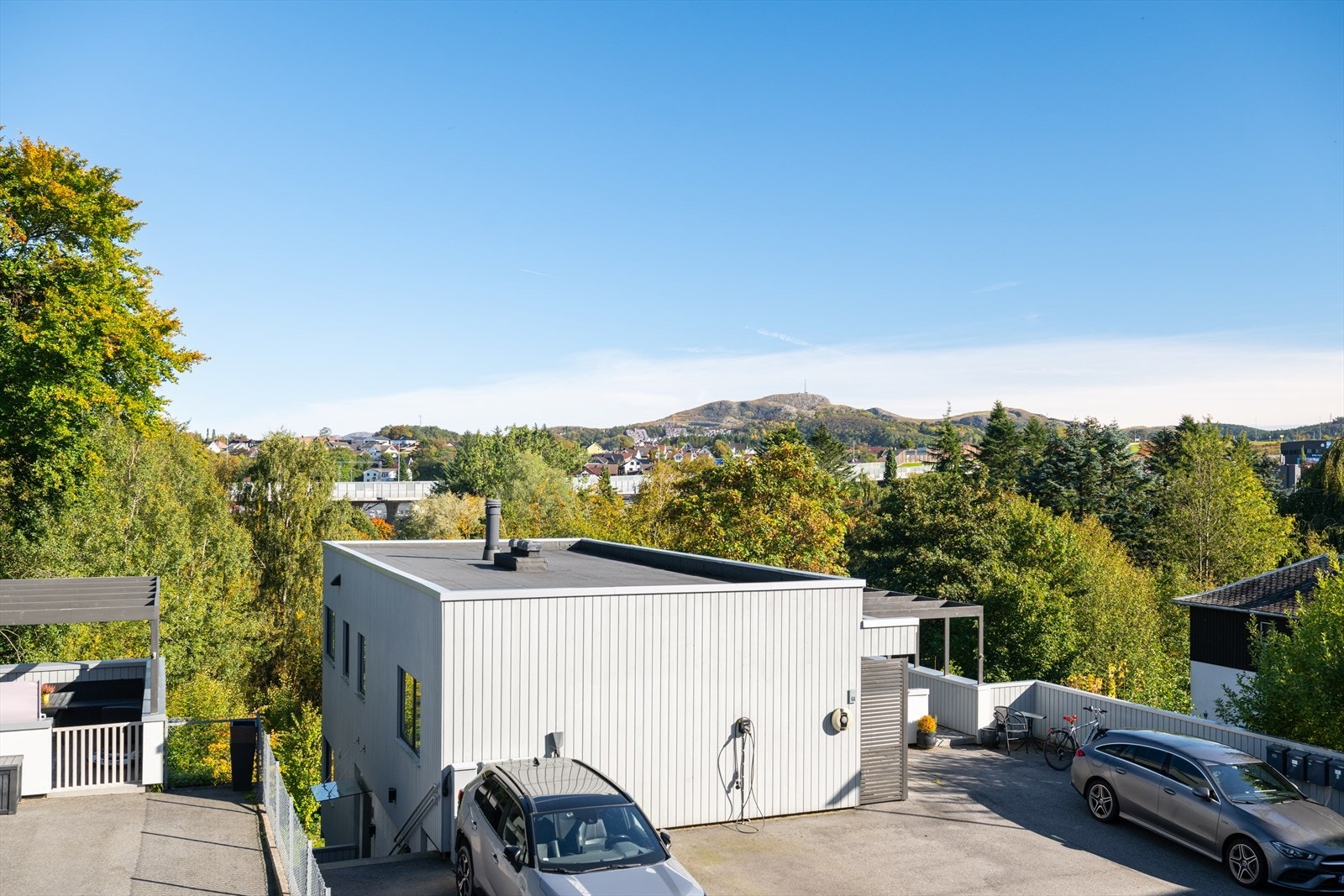 Nyt en åpen og luftig utsikt mot Vedafjell Galleribilde