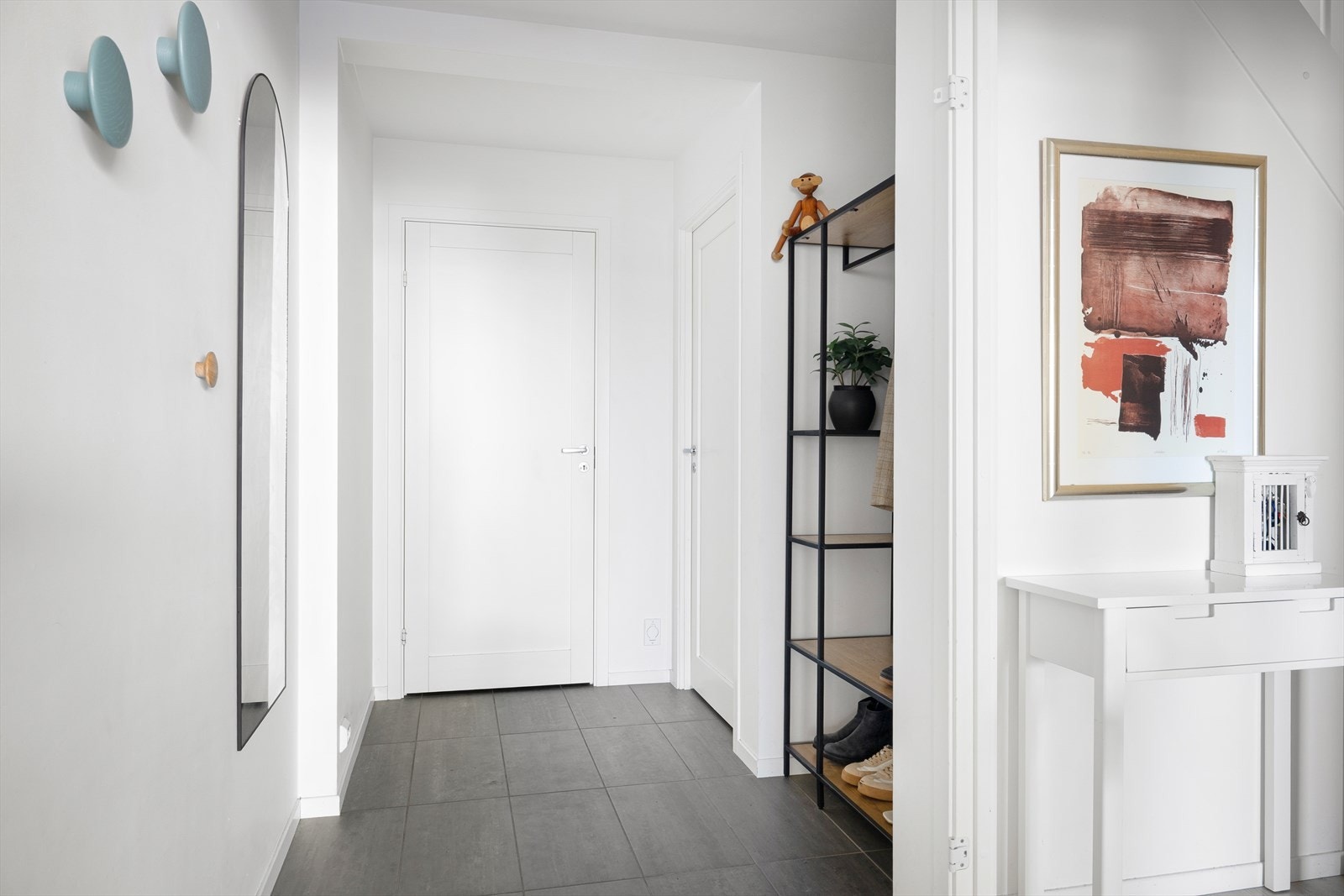 Entréen er romslig og innbydende med flislagt gulv og behagelig gulvvarme. Galleribilde