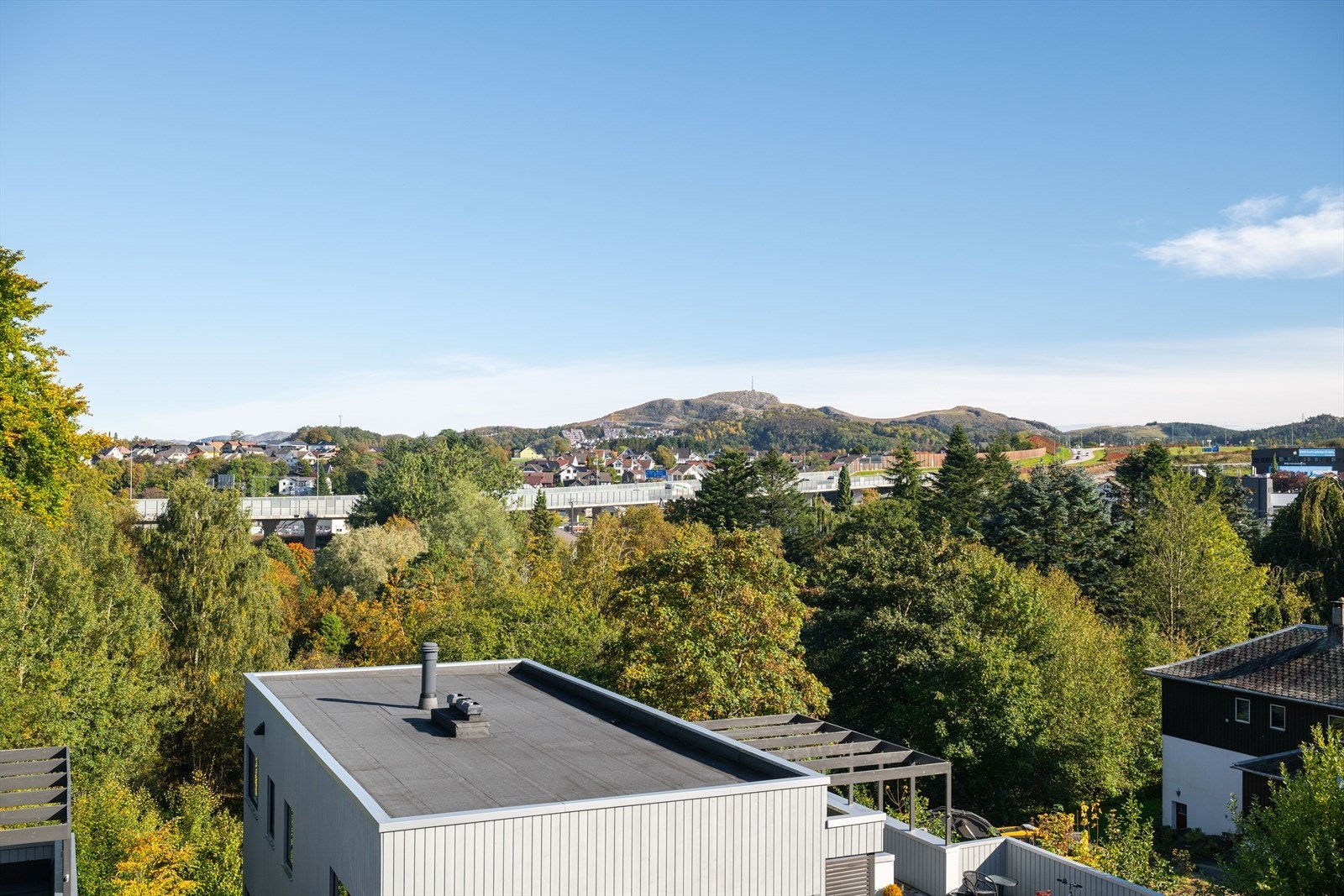 Fra soverommet har du fin utsikt over nærområdet og mot Vedafjell. Galleribilde