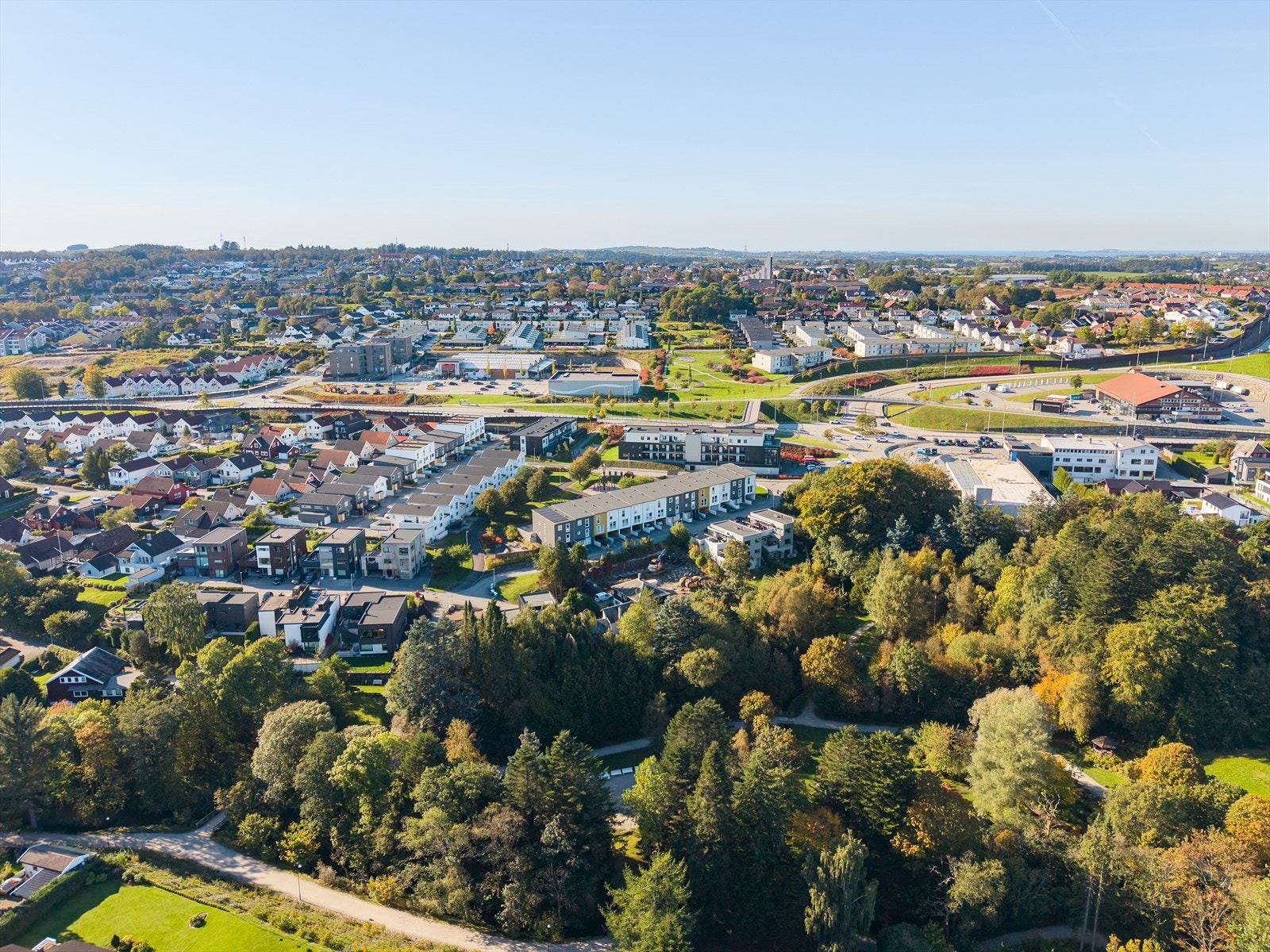 Beliggenheten gir også enkel tilgang til Forus, Sola og Stavanger via et godt utbygd veinett og kollektivtilbud. Her bor man med en fin kombinasjon av rolige omgivelser, familievennlige fasiliteter og nærhet til både byliv og flotte turområder. Galleribilde