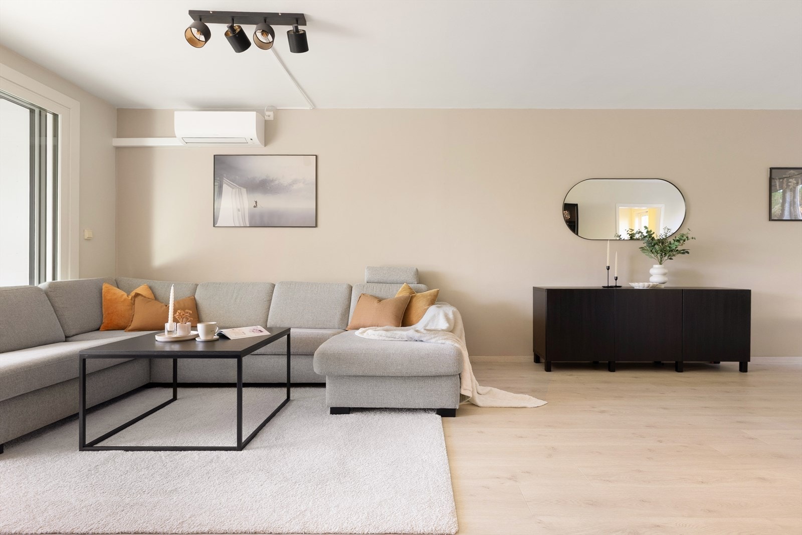 Stuen er romslig og lys, med store vindusflater og god plass til en større sofagruppe. Galleribilde