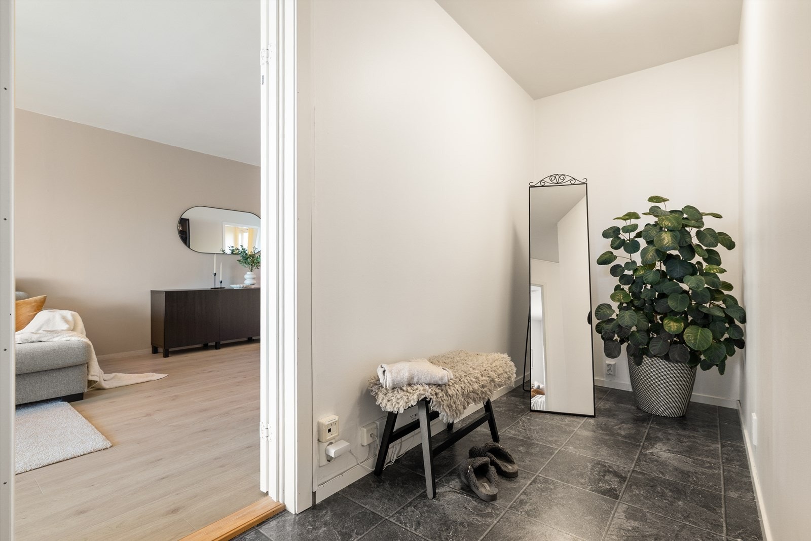 Praktisk mellomgang med plass til ekstra oppbevaring. Galleribilde
