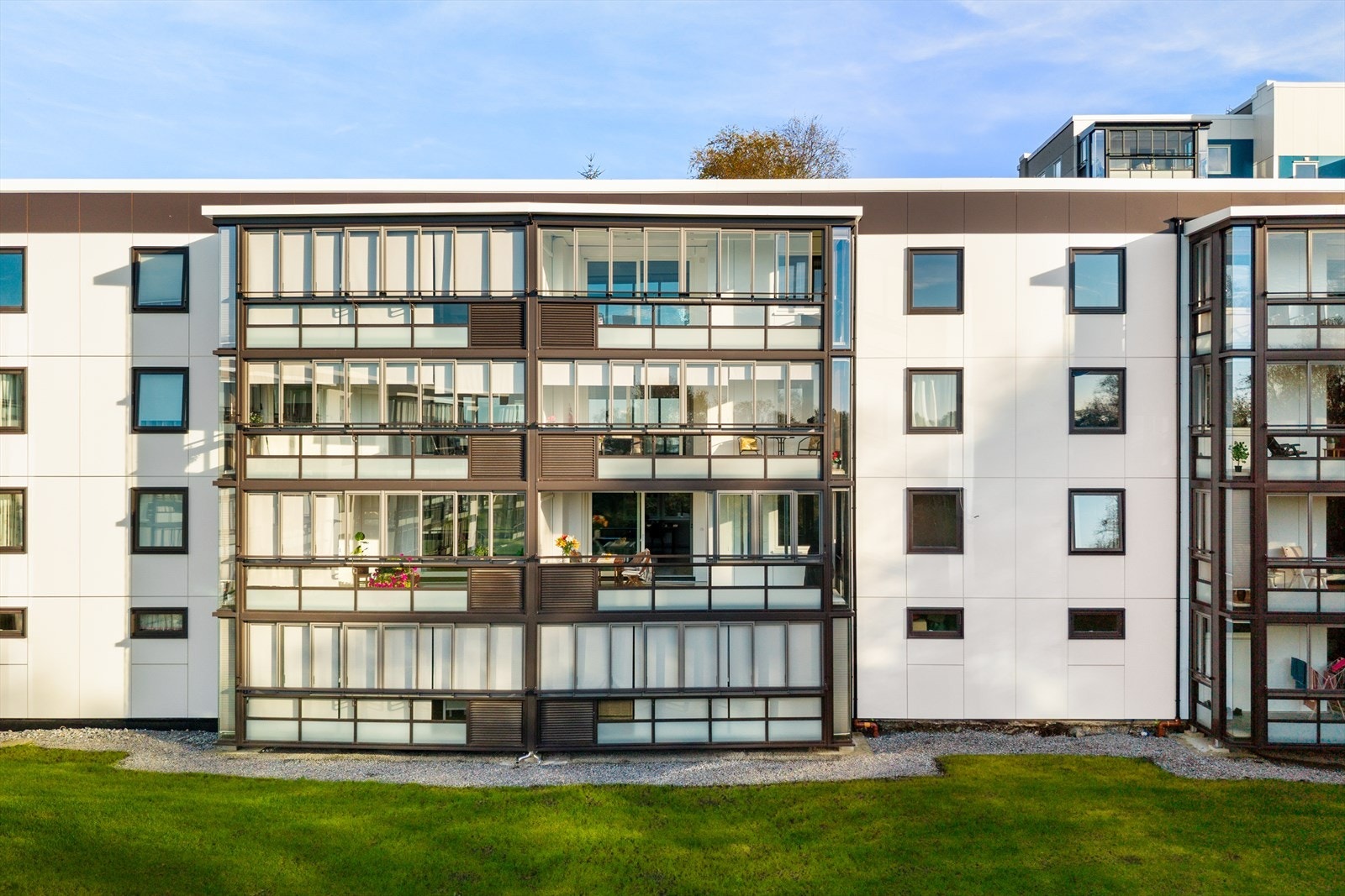 Toppe borettslag har 521 andeler fordelt på 22 bygninger. Borettslaget har egen hjemmeside www.toppebrl.no/. Galleribilde