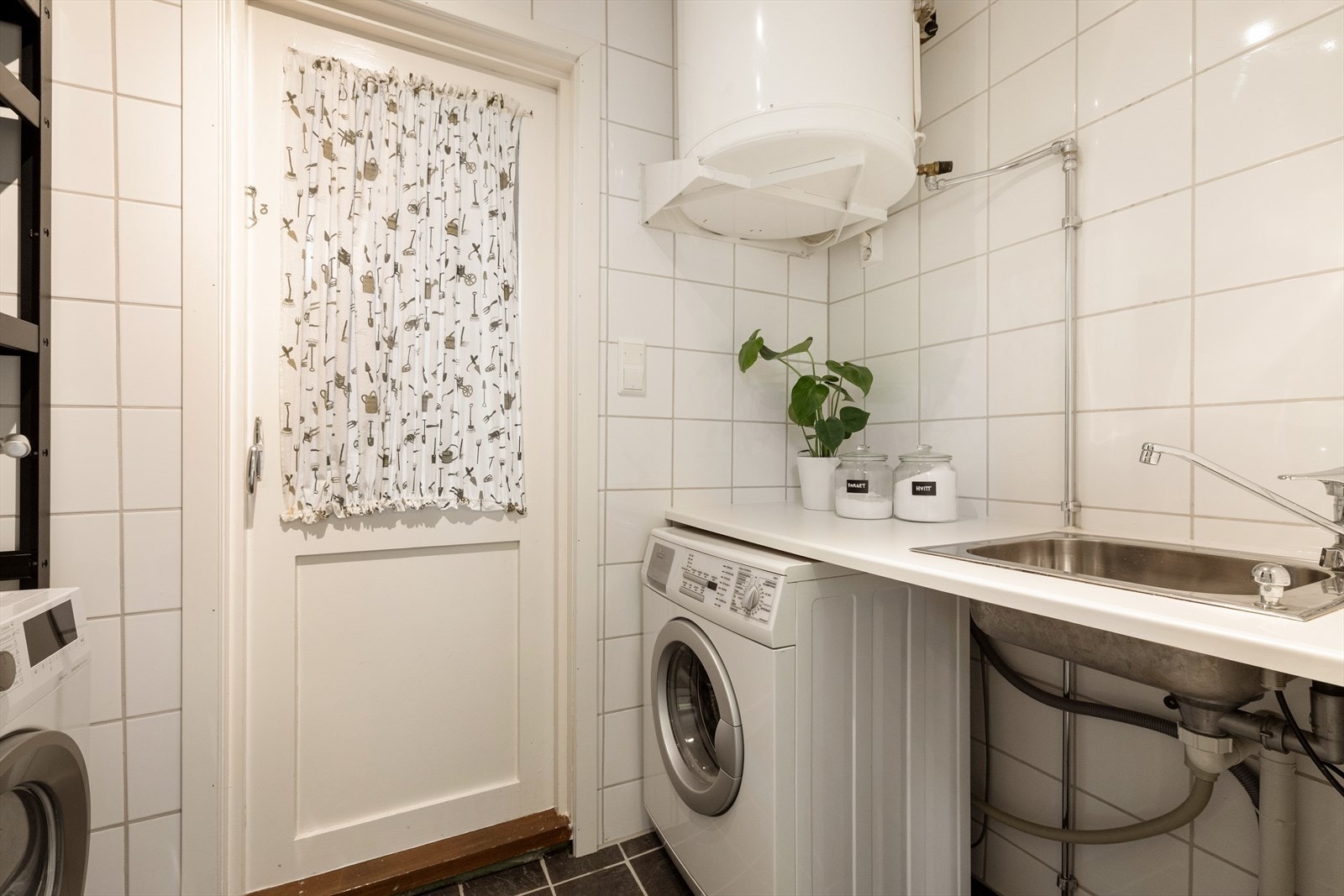 Praktisk, separat vaskerom oppgradert i 2010, med flislagte gulv og vegger. Rommet har opplegg for vaskemaskin, varmtvannsbereder og mekanisk avtrekk. Herfra er det utgang til egen tørkebalkong. Galleribilde
