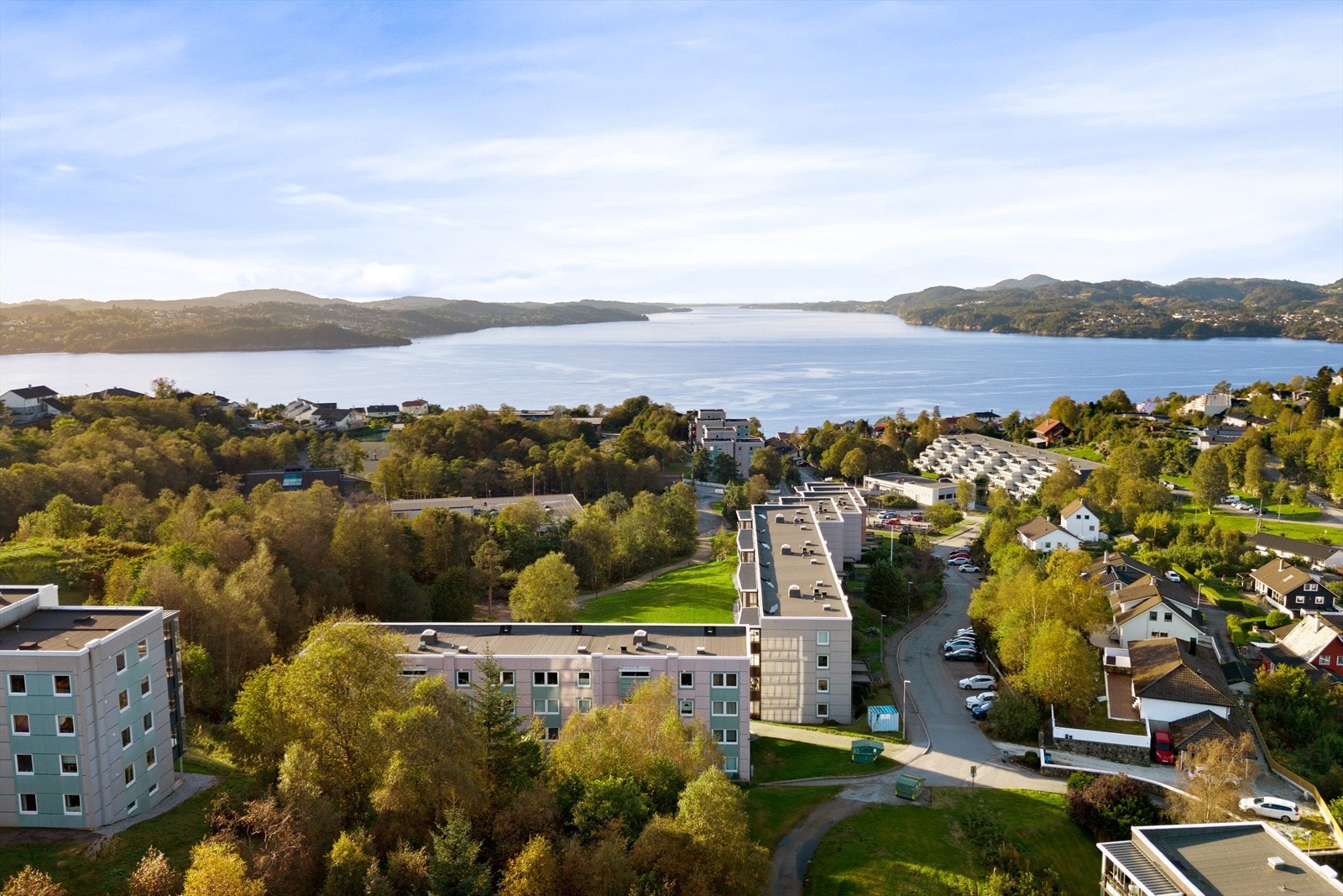 Her bor man med kort vei til daglige servicetilbud, skoler, barnehager, kollektivtransport og gode aktivitets- og turmuligheter. Galleribilde