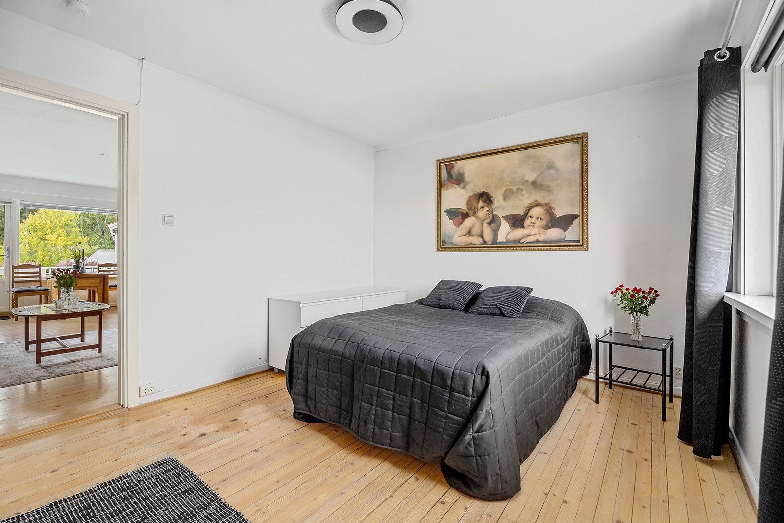 Hovedsoverommet er av god størrelse med god plass til dobbeltseng, nattbord mm. Galleribilde