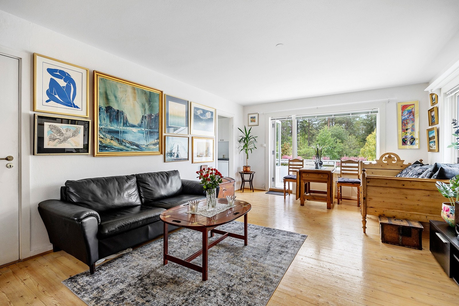 Koselig stue med originale tregulv og god plass til spisebord og sofagruppe. Galleribilde
