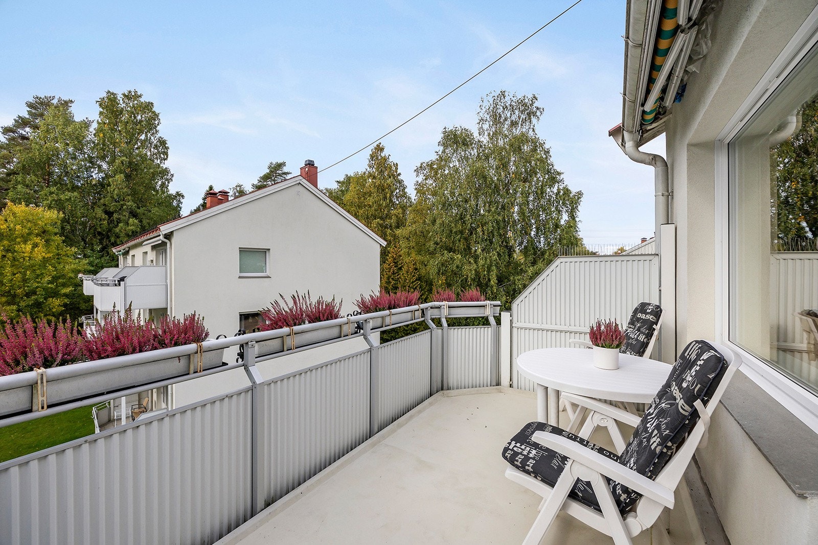 Sydvestvendt balkong med sol fra tidlig formiddag til sent på kveld! Galleribilde
