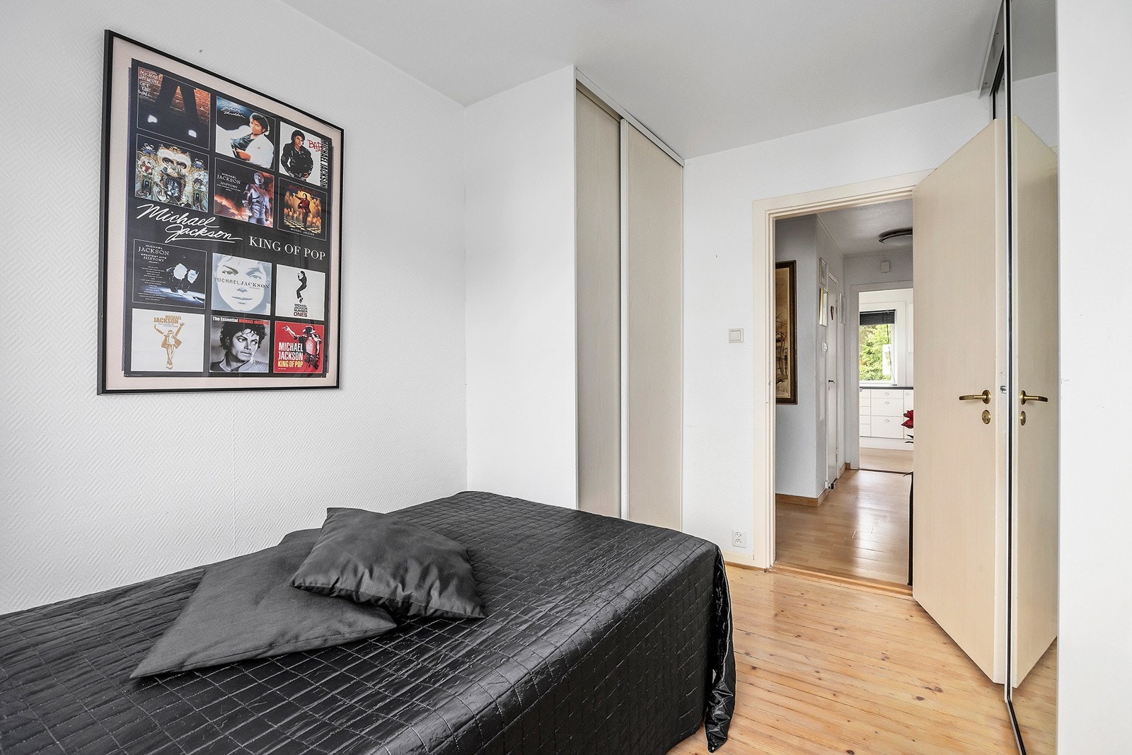 Det er godt med garderobeskap på soverommene. Galleribilde