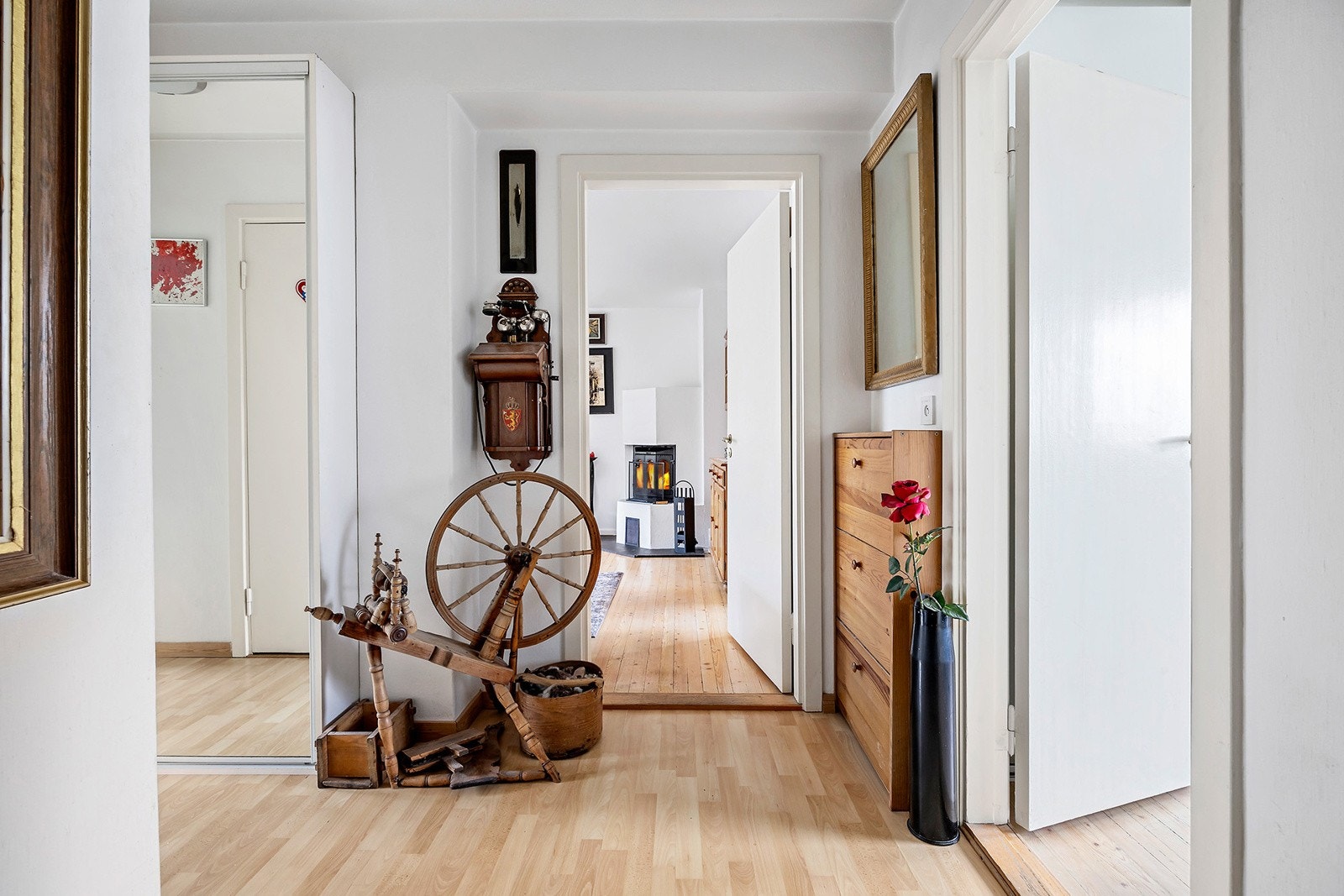 Lys og romslig entre med skyvedørsgarderobe. Dørcalling med kamera og åpner. Galleribilde