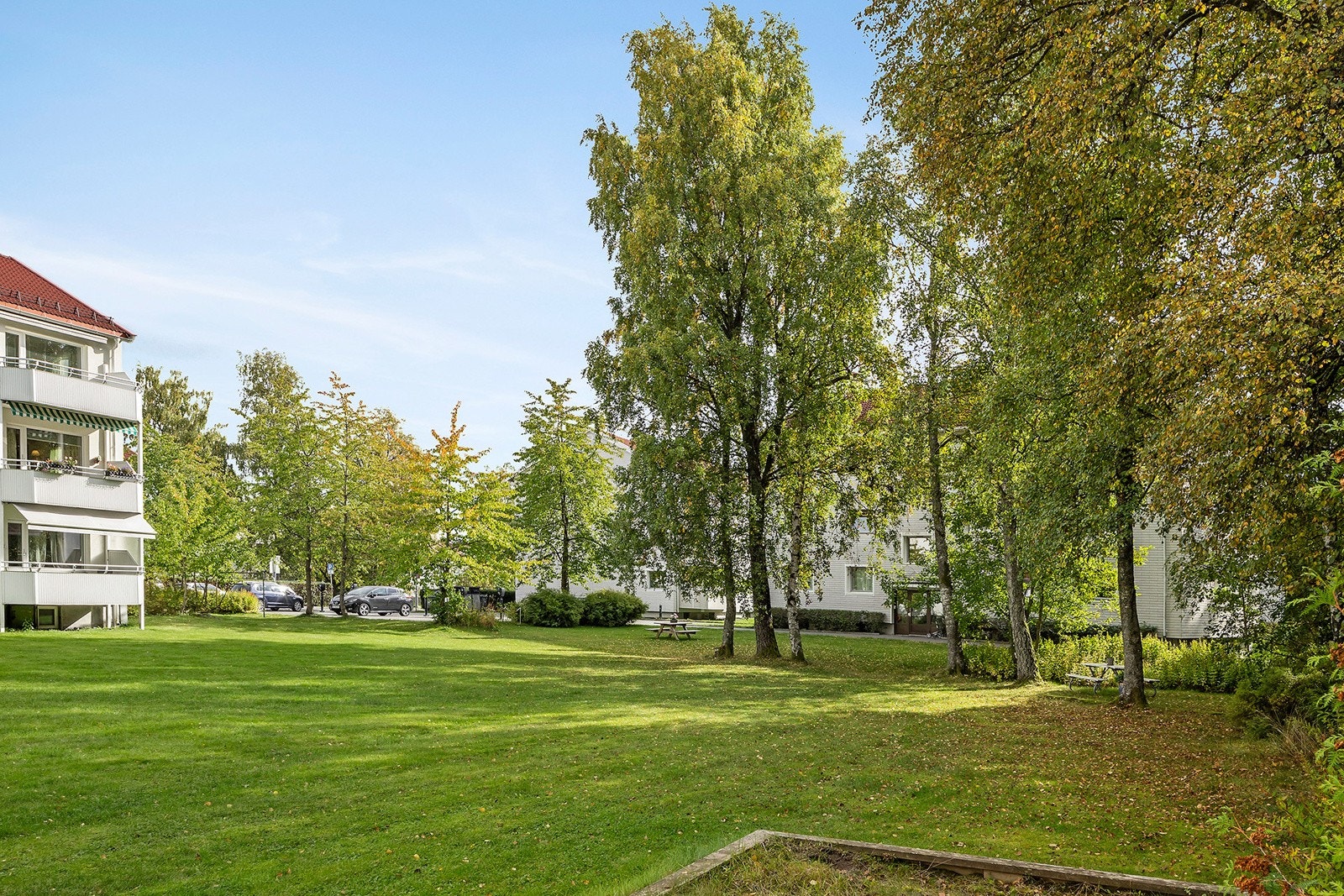 Blokken ligger solrikt og flott til med store grøntaraler og Solkollen rett ved. Galleribilde