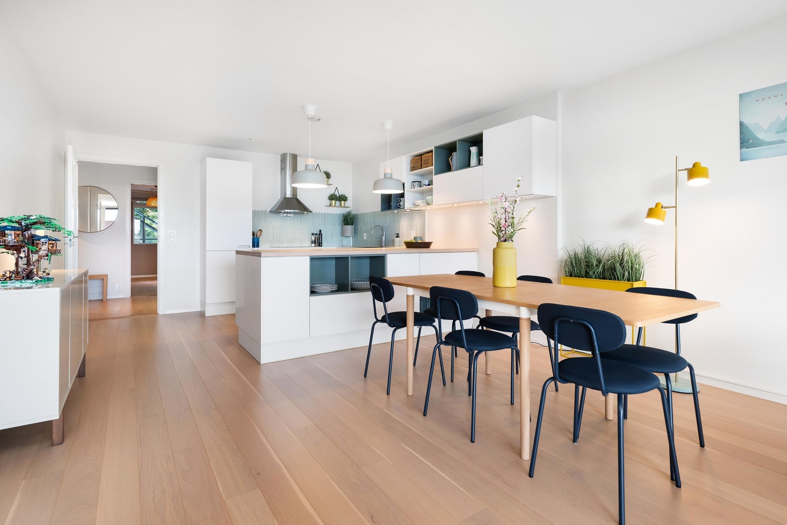 God plass til stort spisebord for hyggelige sammenkomster. Galleribilde
