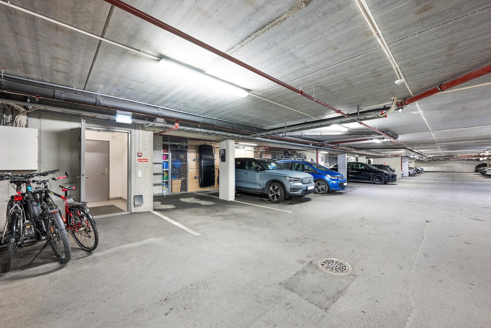 Fast parkeringsplass i felles garasjeanlegg i underetasjen, med heisadkomst opp til leilighetsplanet. Galleribilde