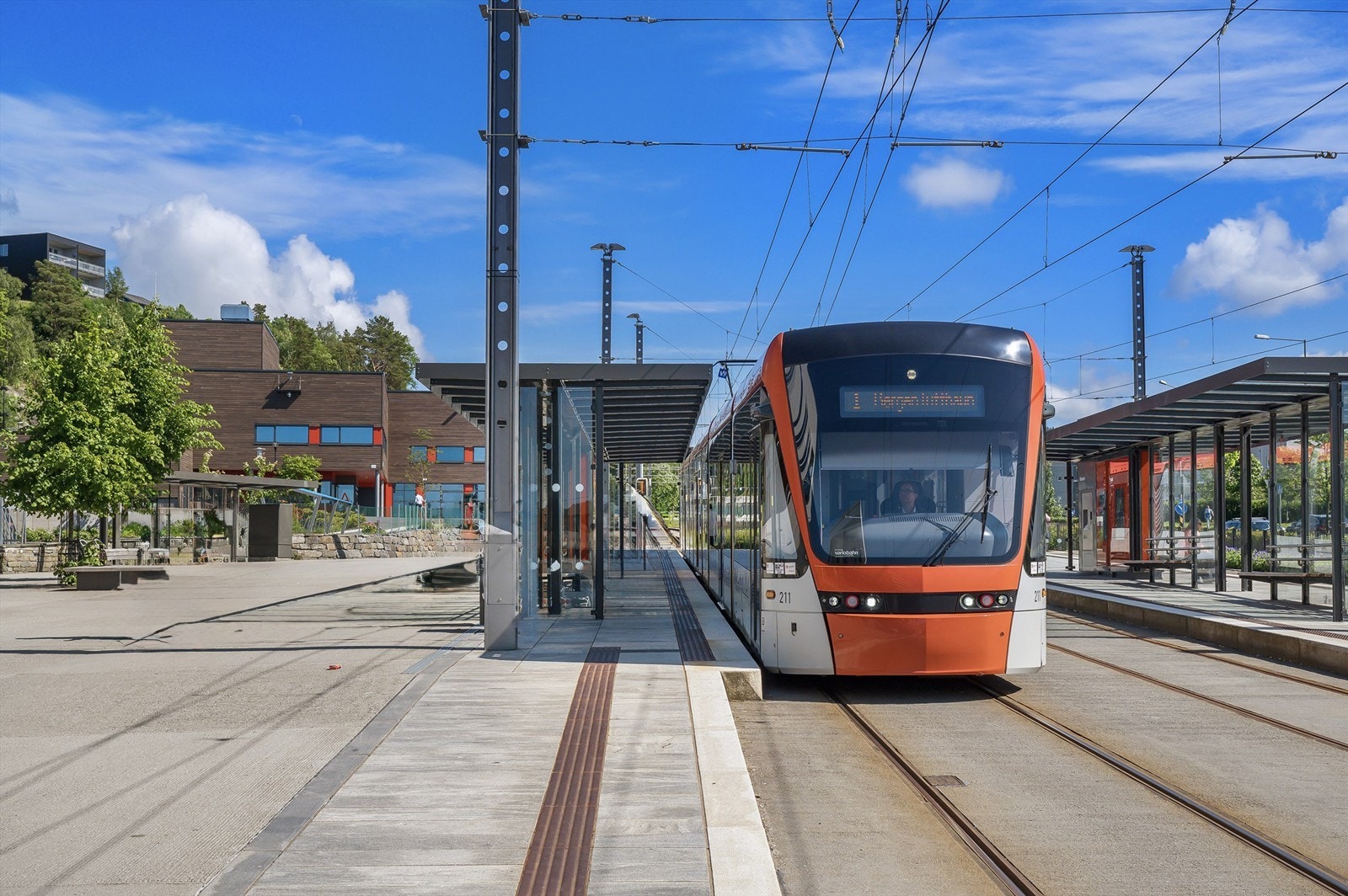 Råstølen bybanestopp ligger en kort spasertur unna og gir kort reisevei til Flesland og Bergen sentrum. Galleribilde