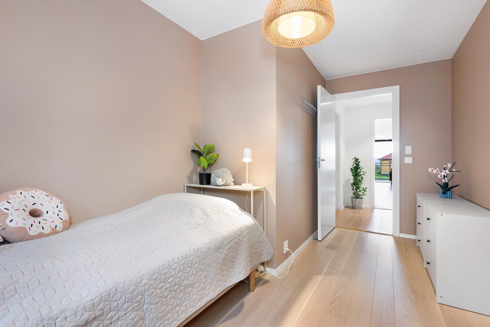 Soverommet har lune, malte overflater. Galleribilde