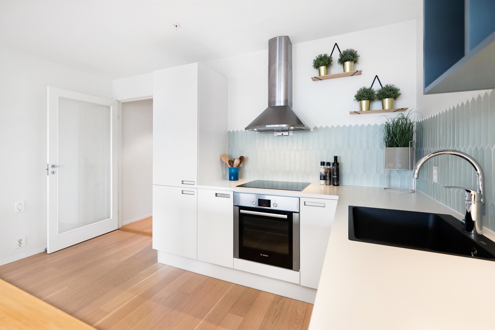 Stilren og moderne kjøkkeninnredning fra det danske designmerket Svane. Galleribilde