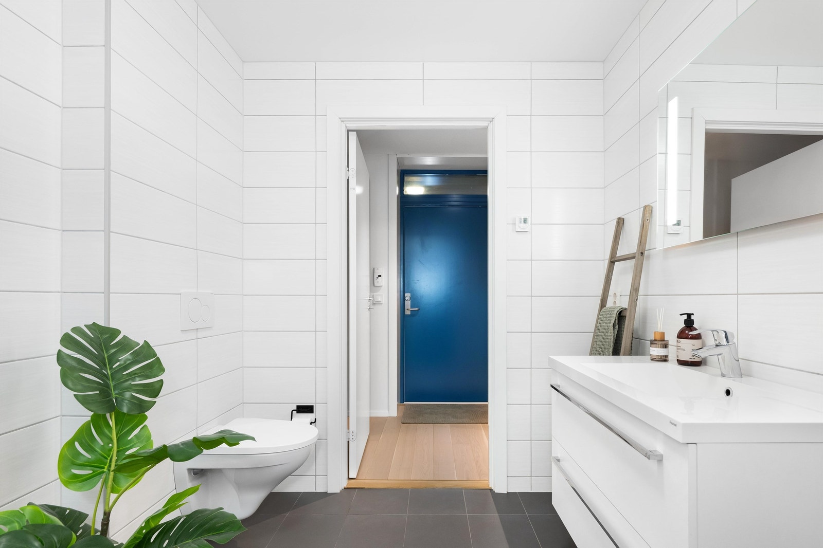 Vegghengt servantinnredning med skuffer og speil med integrert belysning. Galleribilde